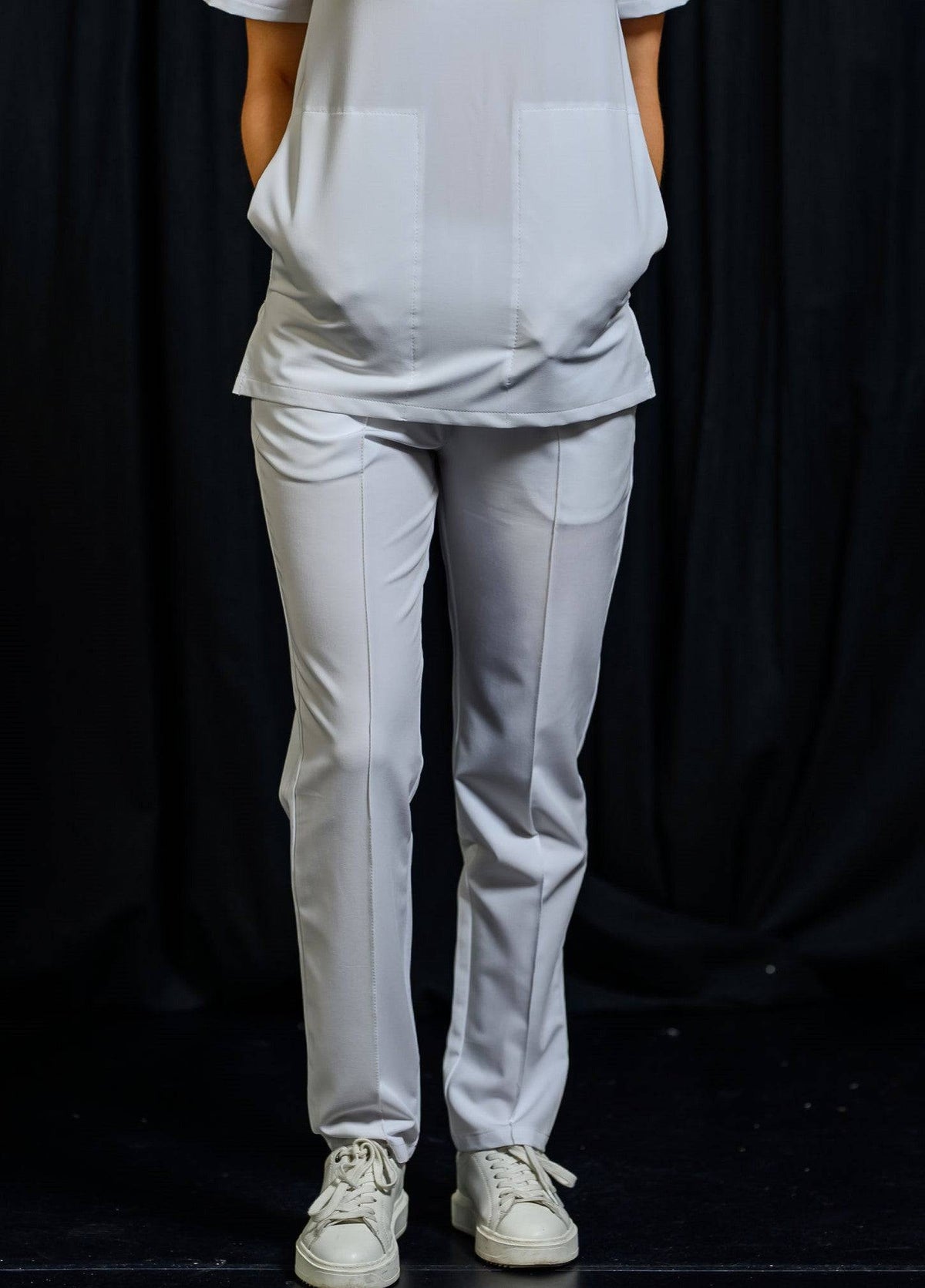 Pantaloni Medicali Alisa Femei Stretch - Alb - vedere frontala - material elastic - Akitex 