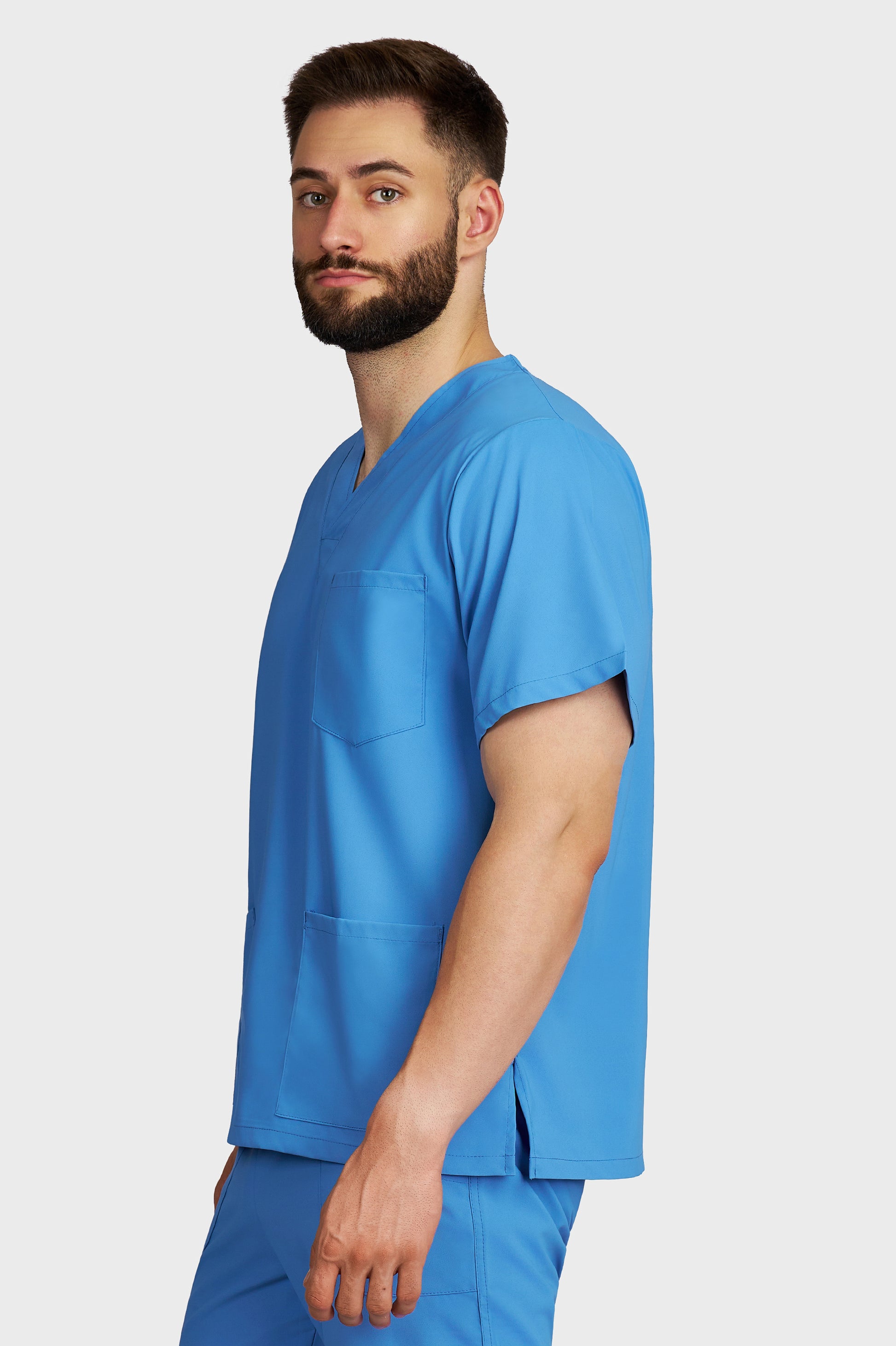 Bluza medicala barbati cu guler in V albastru azur stretch - vedere laterala - AKITEX