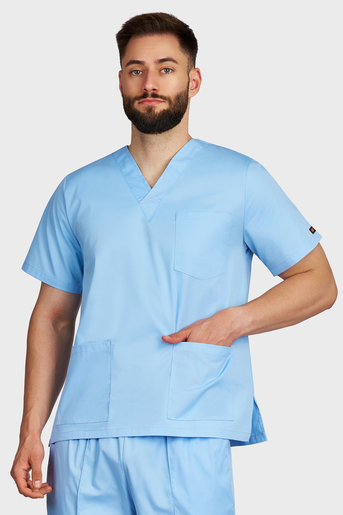 Bluza medicala barbati cu guler in V bleu deschis - vedere din fata - AKITEX