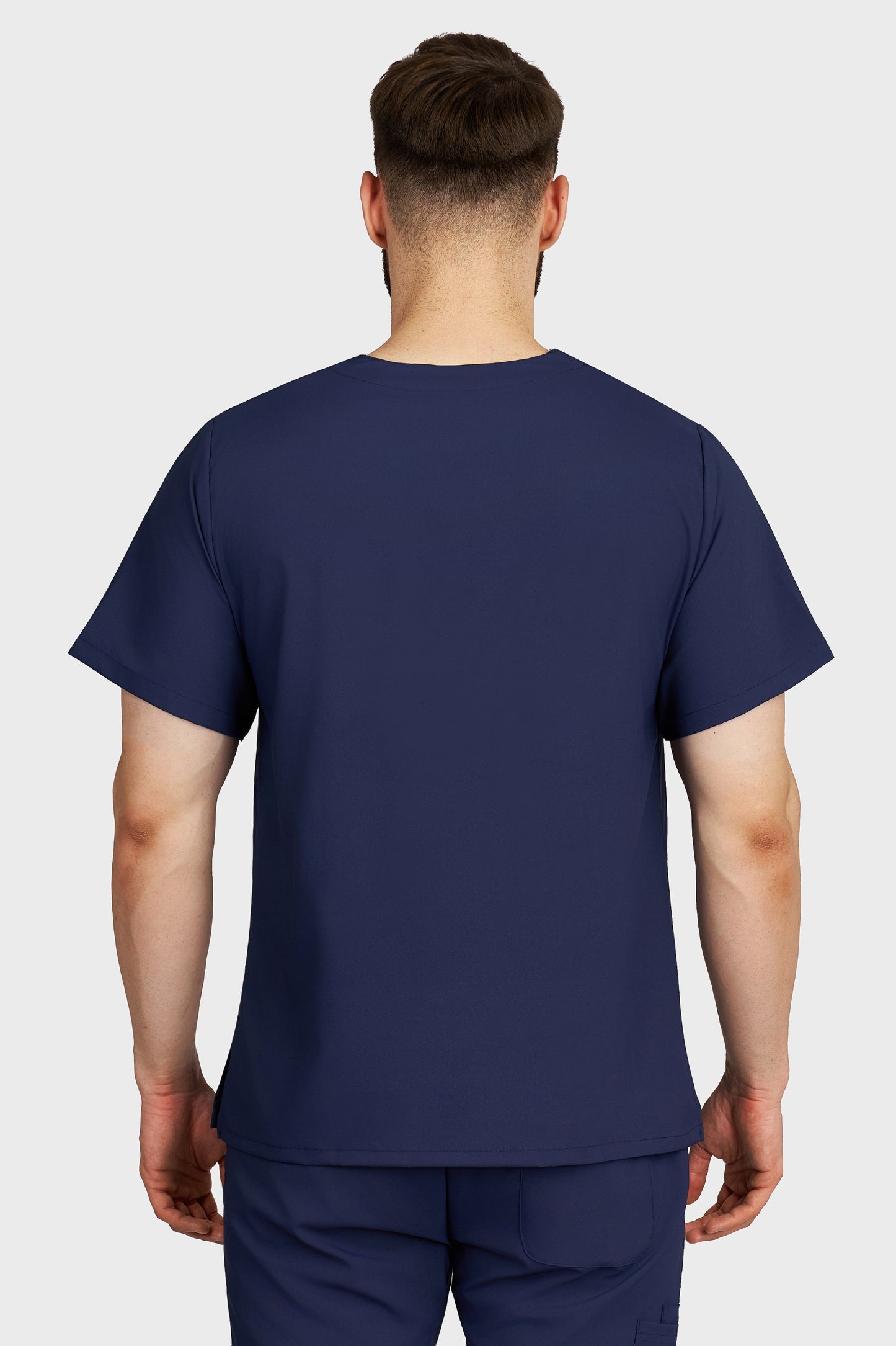 Bluza medicala barbati cu guler in V bleumarin stretch - vedere din spate - AKITEX