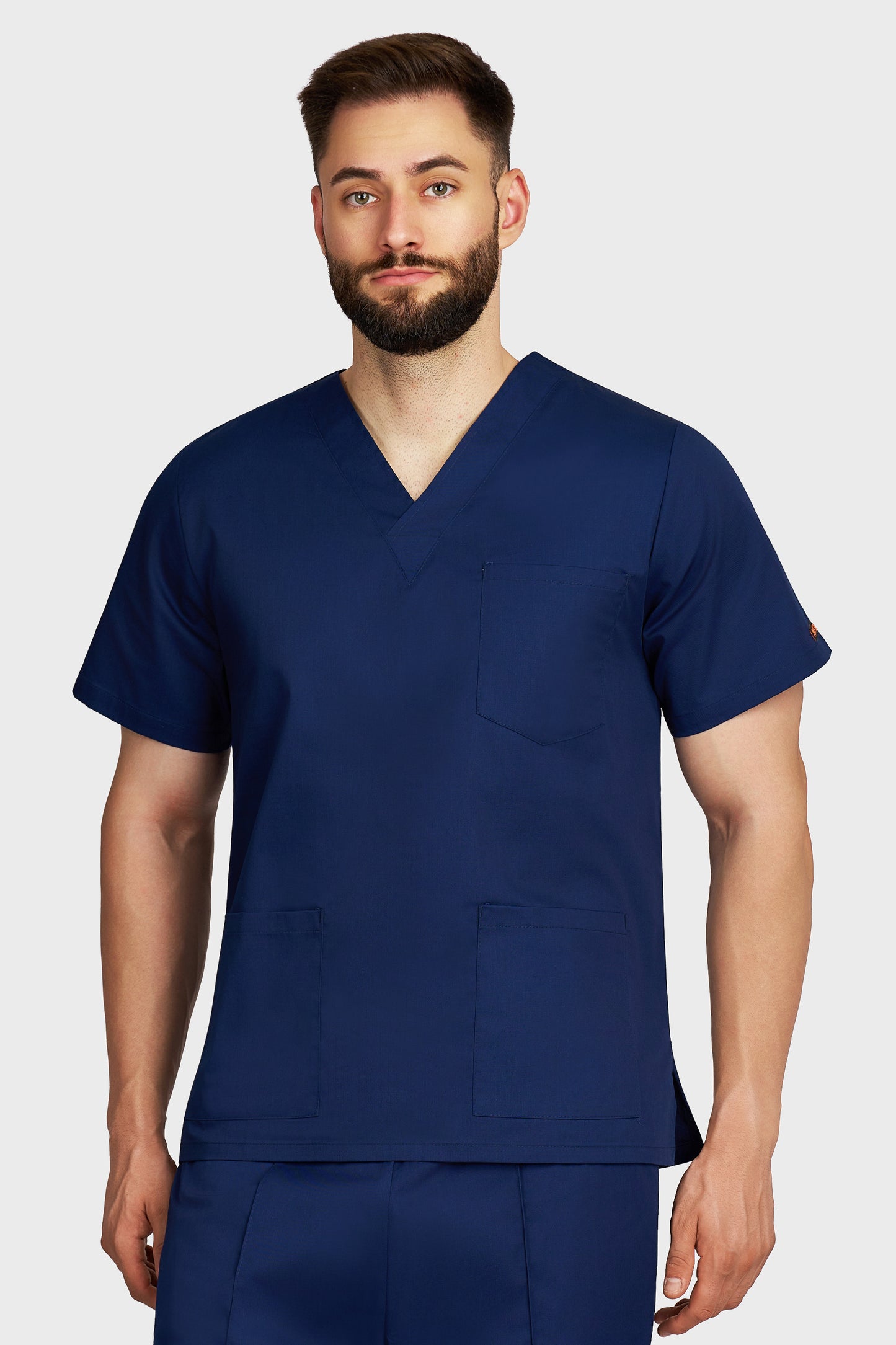 Bluza medicala barbati cu guler in V bleumarin - vedere din fata - AKITEX