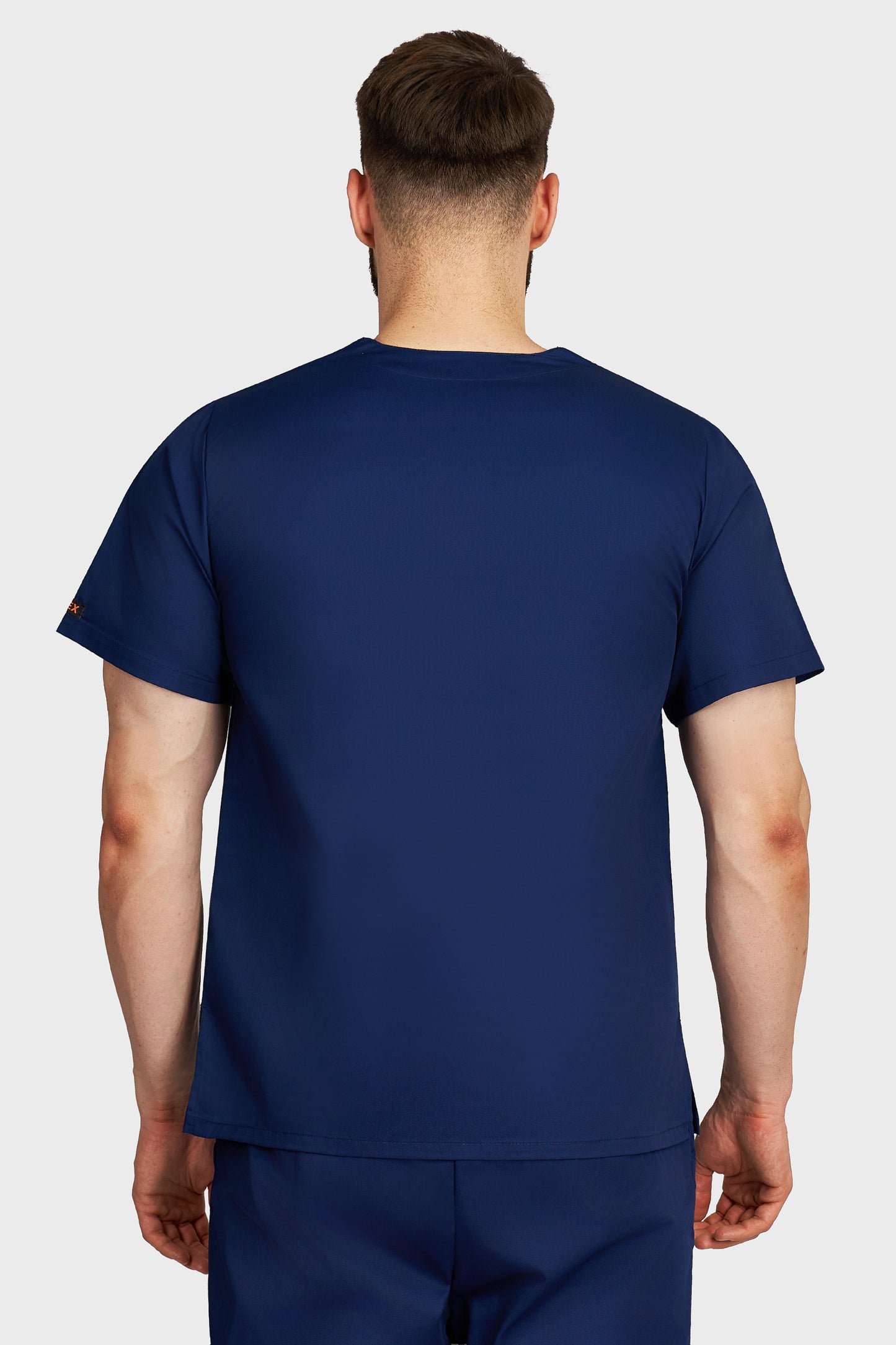 Bluza medicala barbati cu guler in V bleumarin - vedere din spate - AKITEX