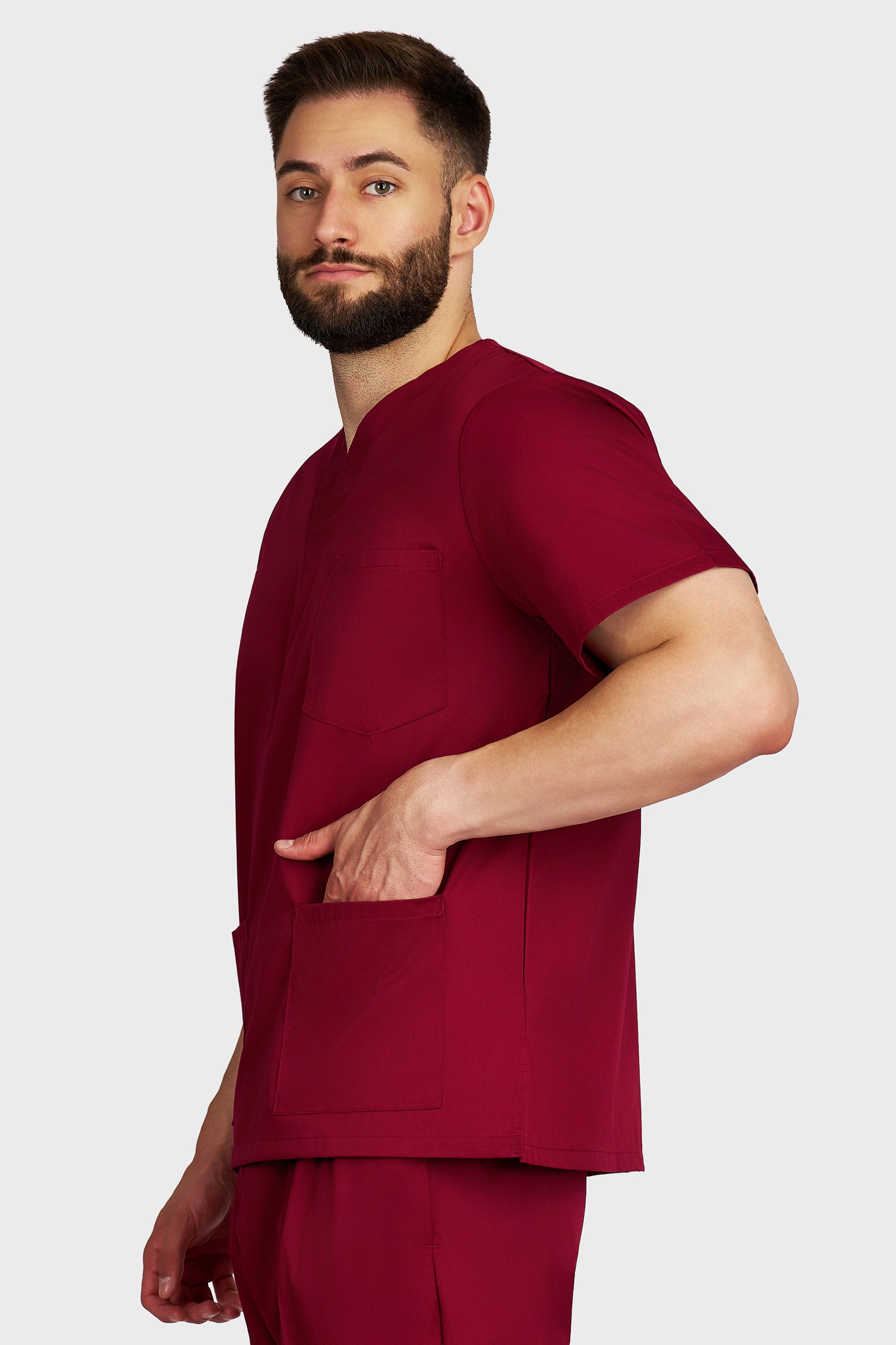 Bluza medicala barbati cu guler in V bordo - vedere laterala - AKITEX