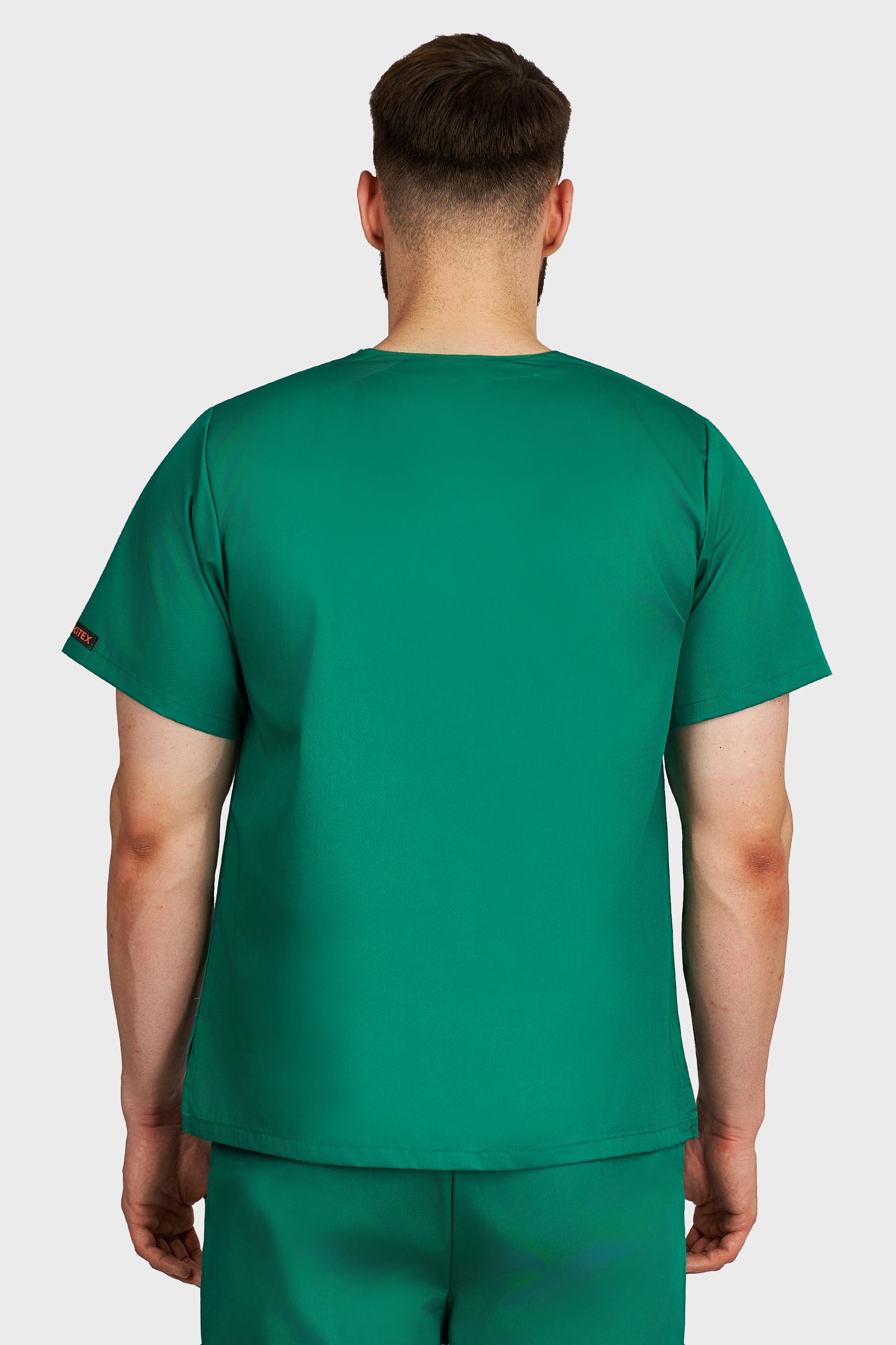 Bluza medicala barbati cu guler in V verde - vedere din spate - AKITEX