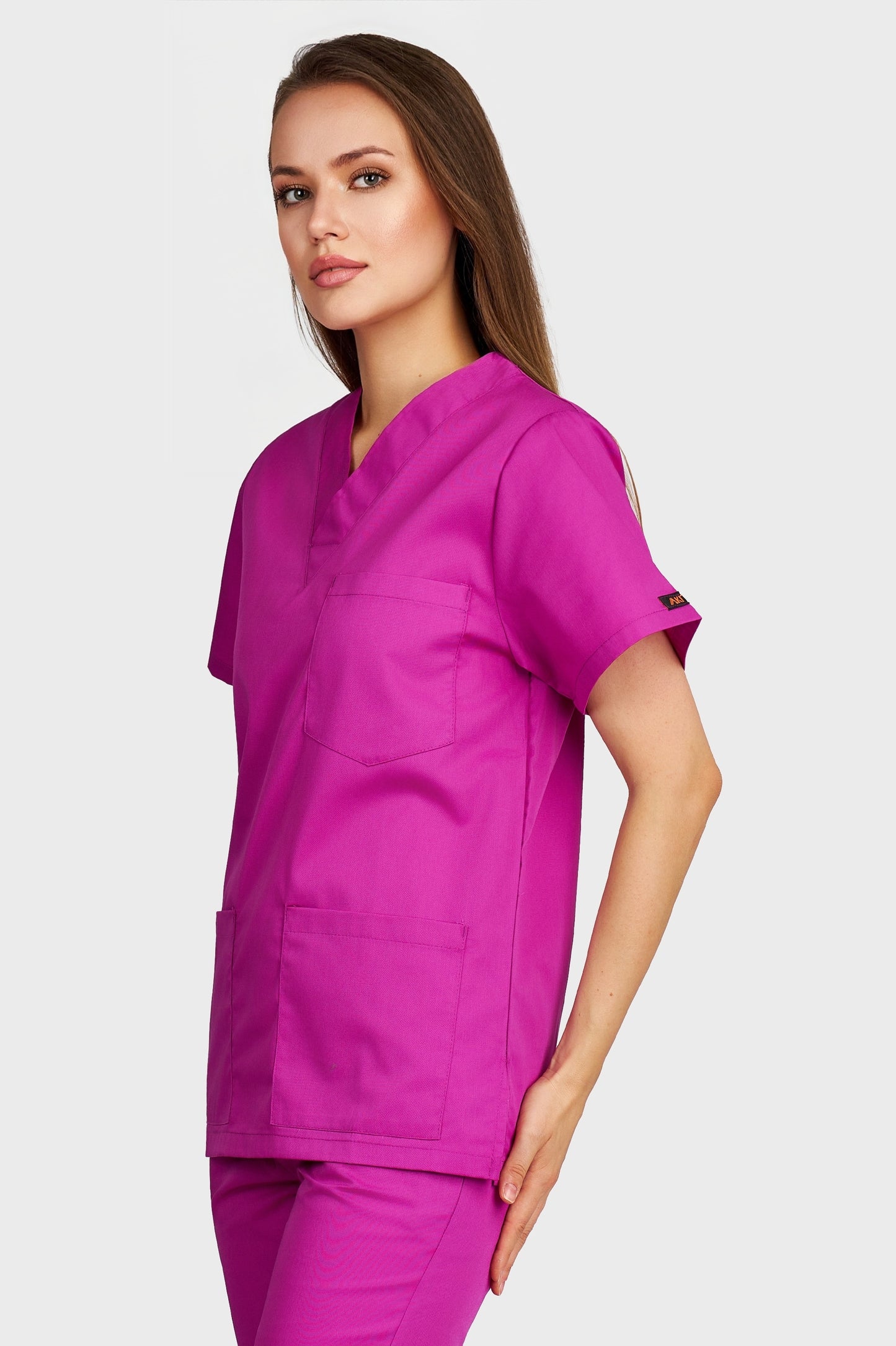 Bluza medicala femei cu guler in V fucsia - vedere laterala - AKITEX