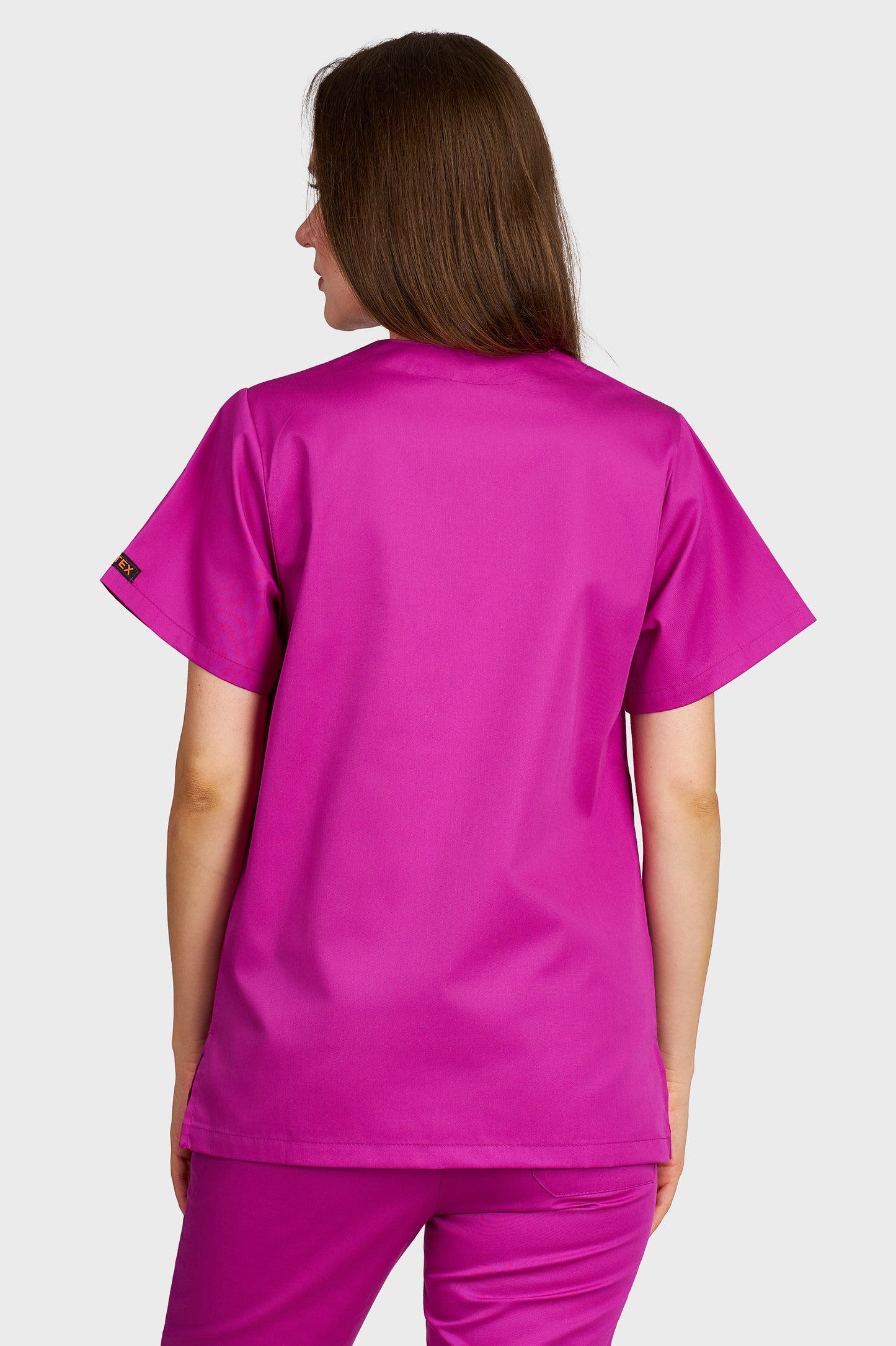 Bluza medicala femei cu guler in V fucsia - vedere din spate - AKITEX
