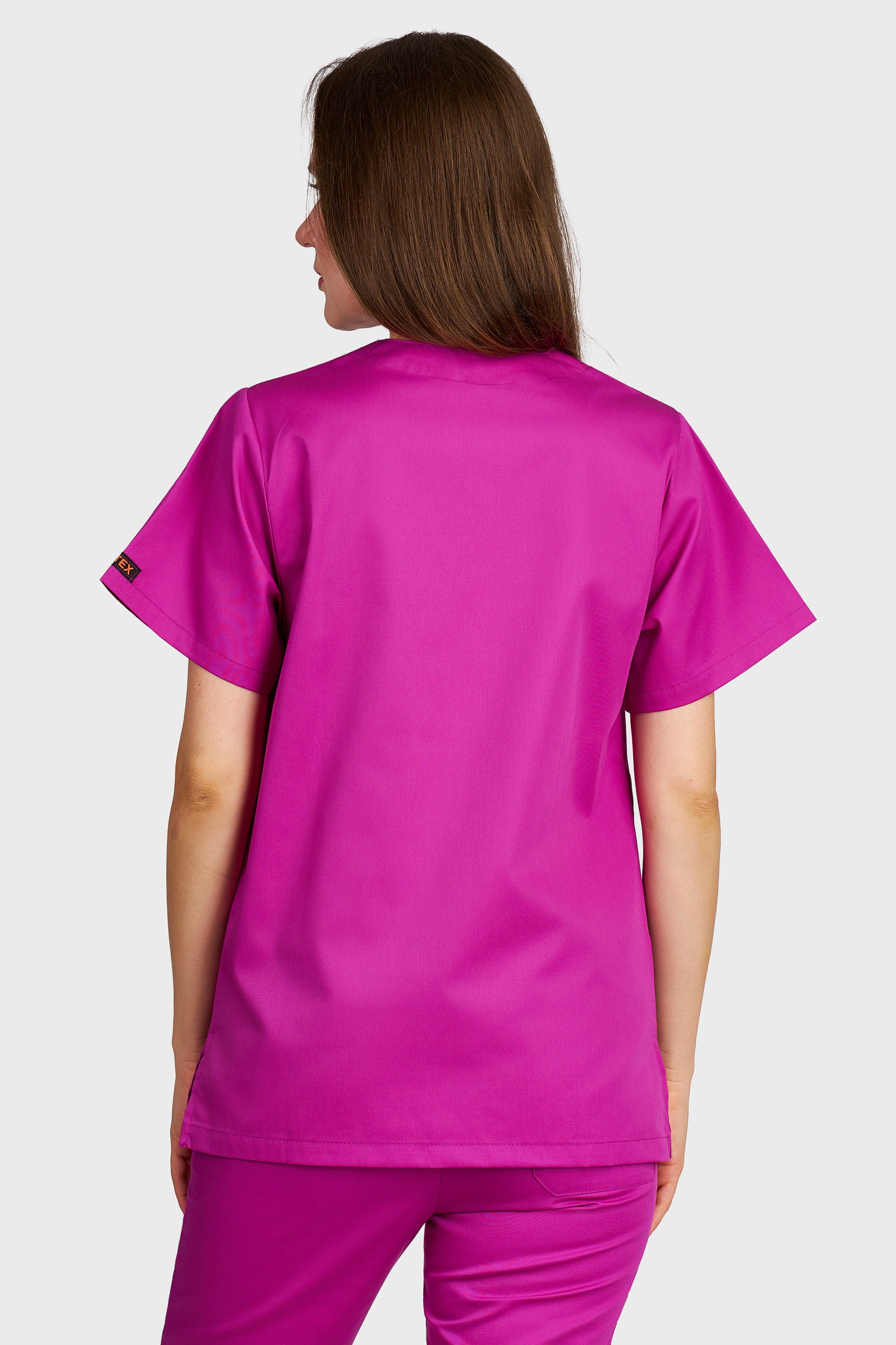 Bluza medicala femei cu guler in V fucsia - vedere din spate - AKITEX