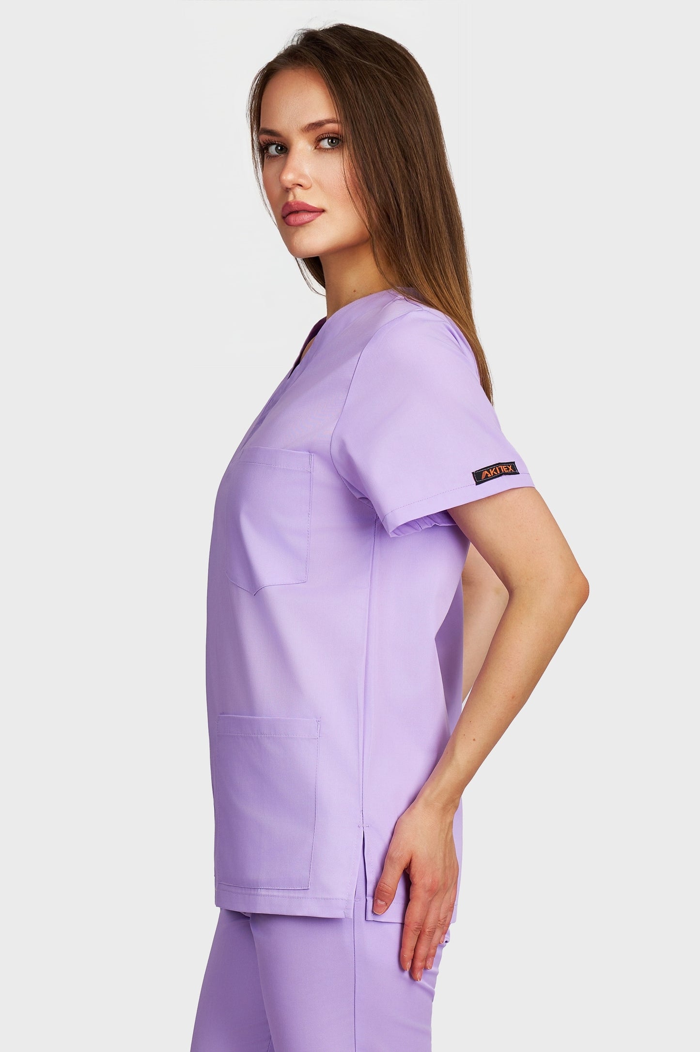 Bluza medicala femei cu guler in V lila - vedere laterala - AKITEX