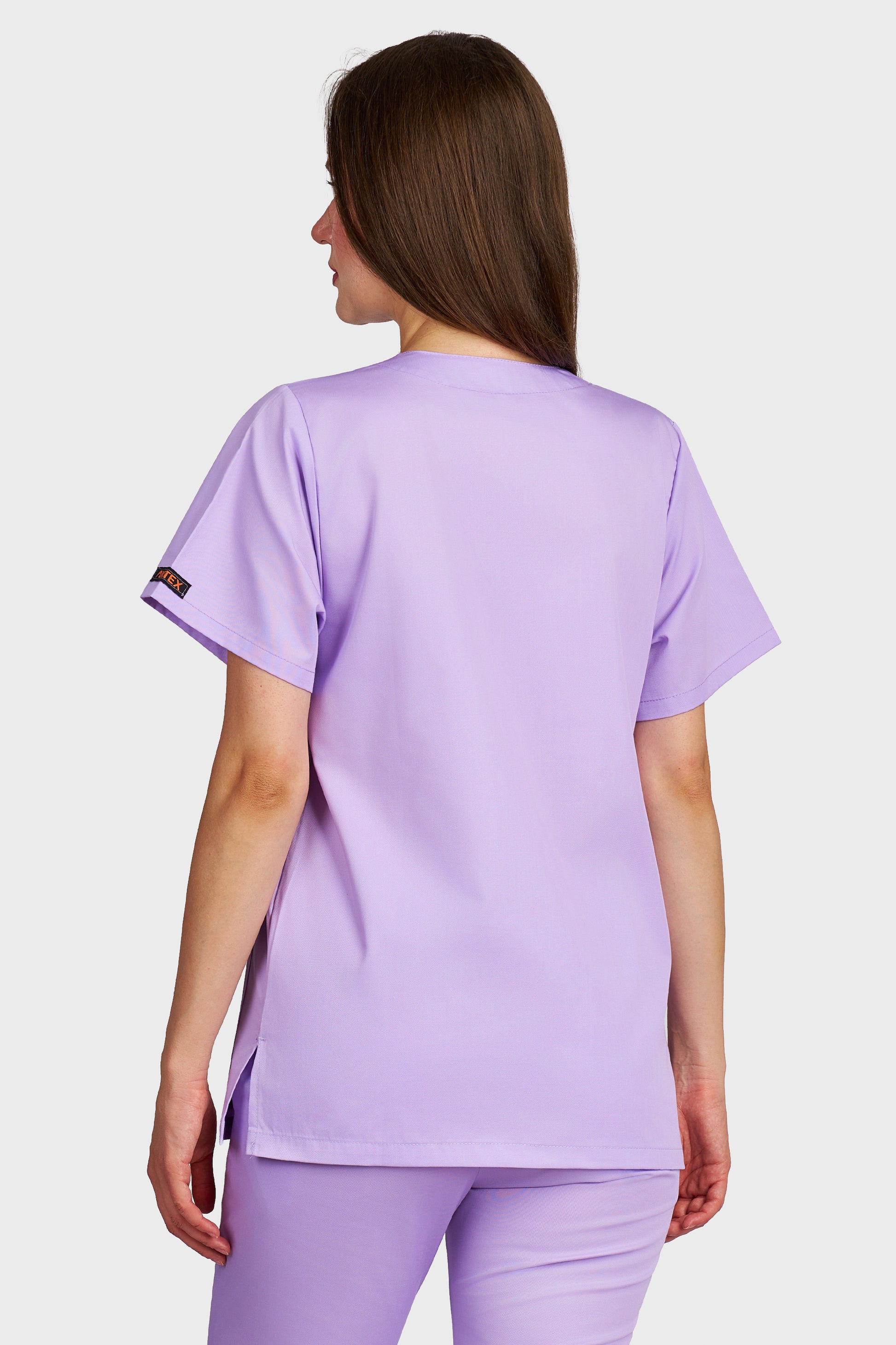 Bluza medicala femei cu guler in V lila - vedere din spate - AKITEX