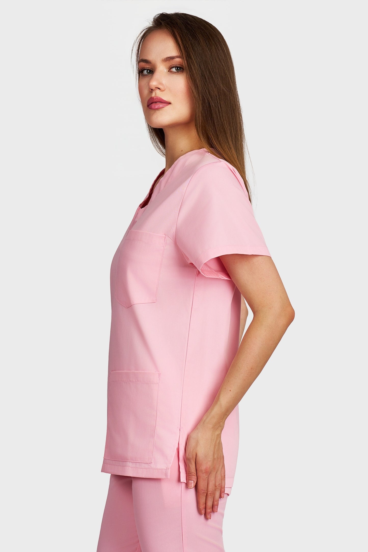 Bluza medicala femei cu guler in V roz - vedere laterala - AKITEX