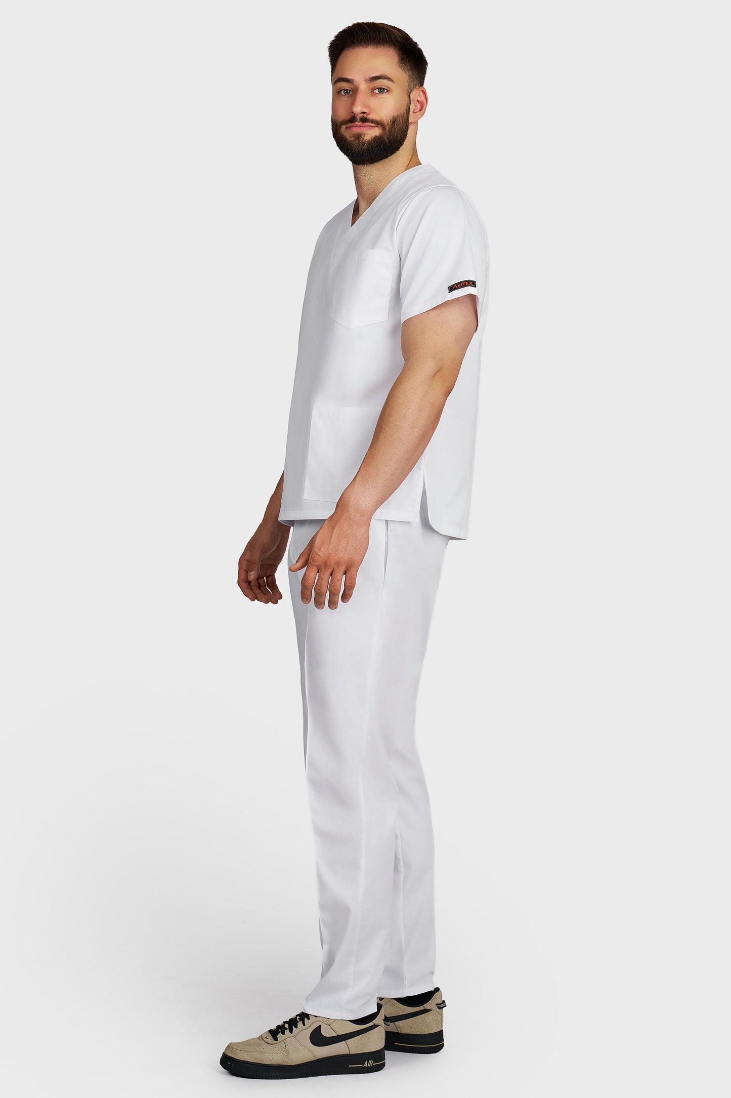 Costum medical barbati alb - bluza medicala cu guler in V si pantaloni Alisa, vedere laterala - AKITEX