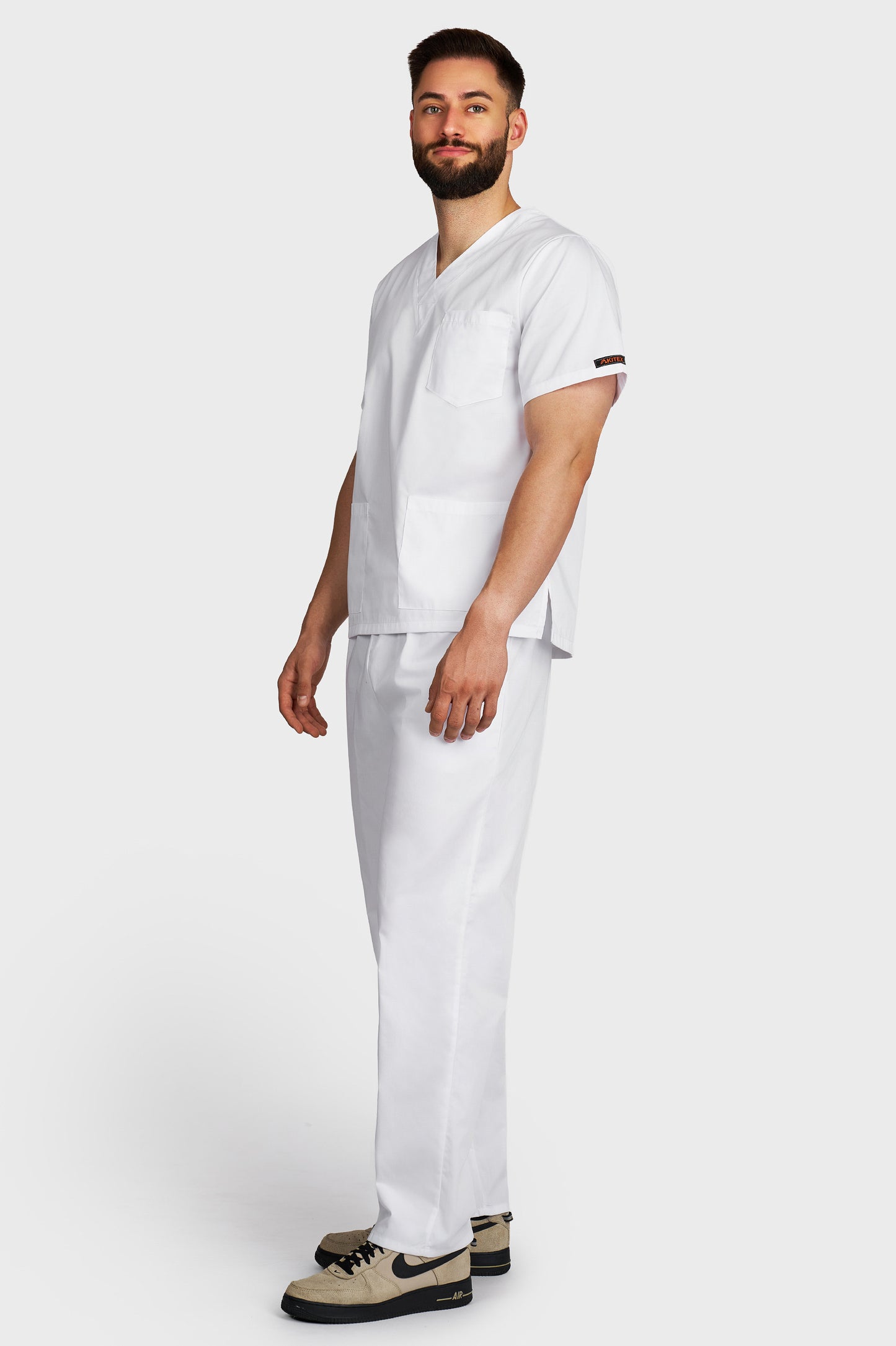 Costum medical barbati alb - bluza medicala cu guler in V si pantaloni cu elastic si snur, vedere laterala - AKITEX