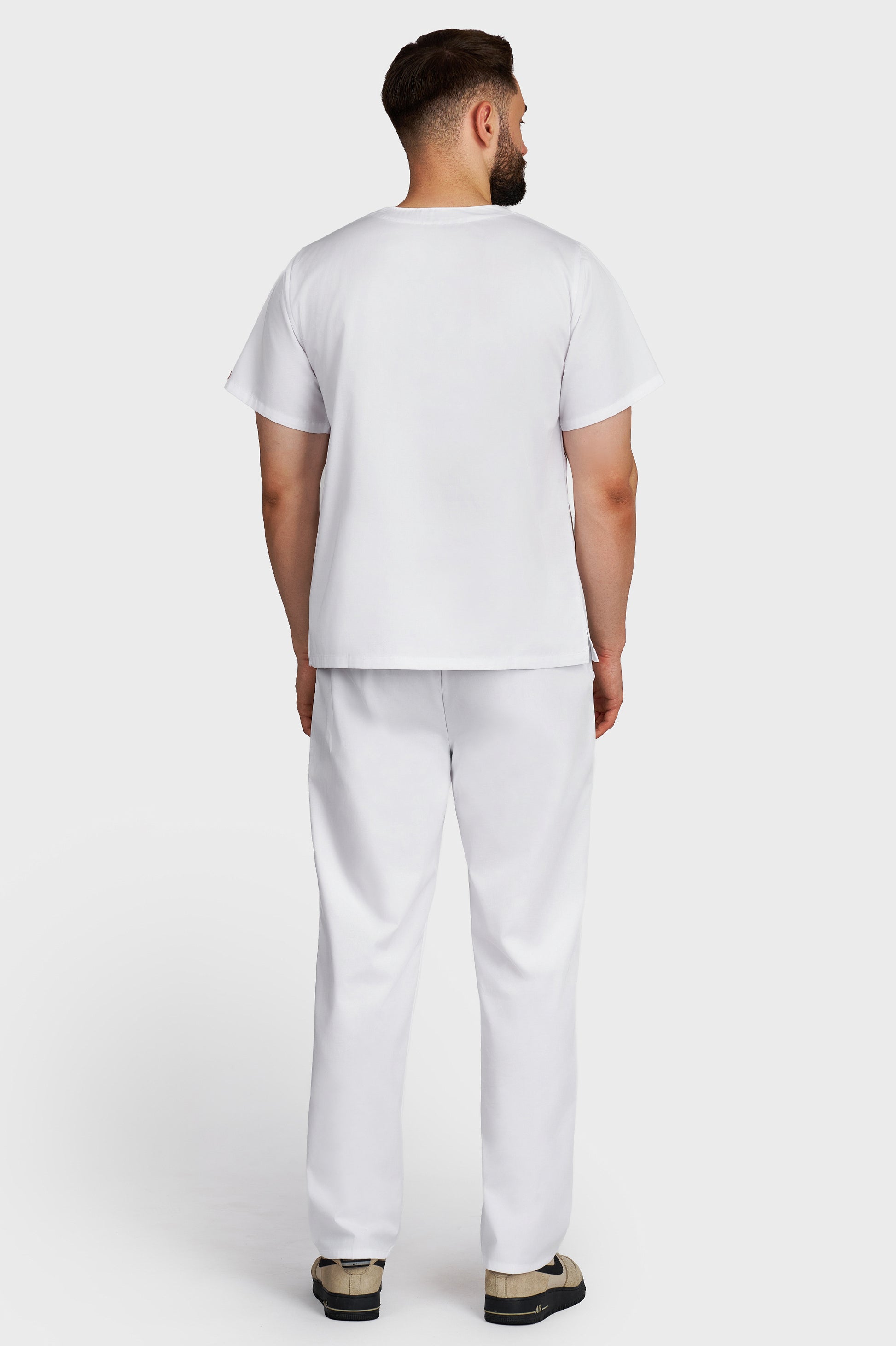 Costum medical barbati alb - bluza medicala cu guler in V si pantaloni cu elastic si snur, vedere din spate - AKITEX