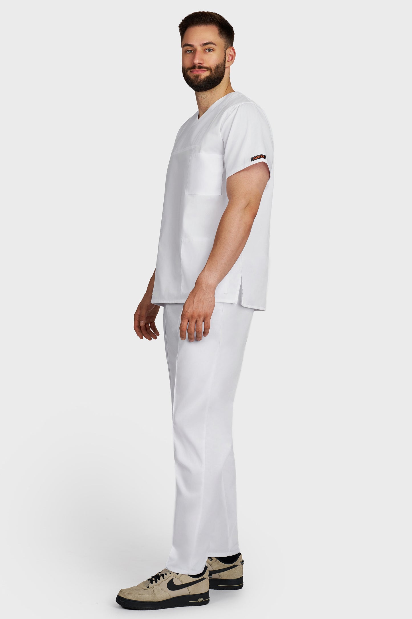 Costum medical barbati alb - bluza medicala Victoria si pantaloni Alisa, vedere laterala - AKITEX