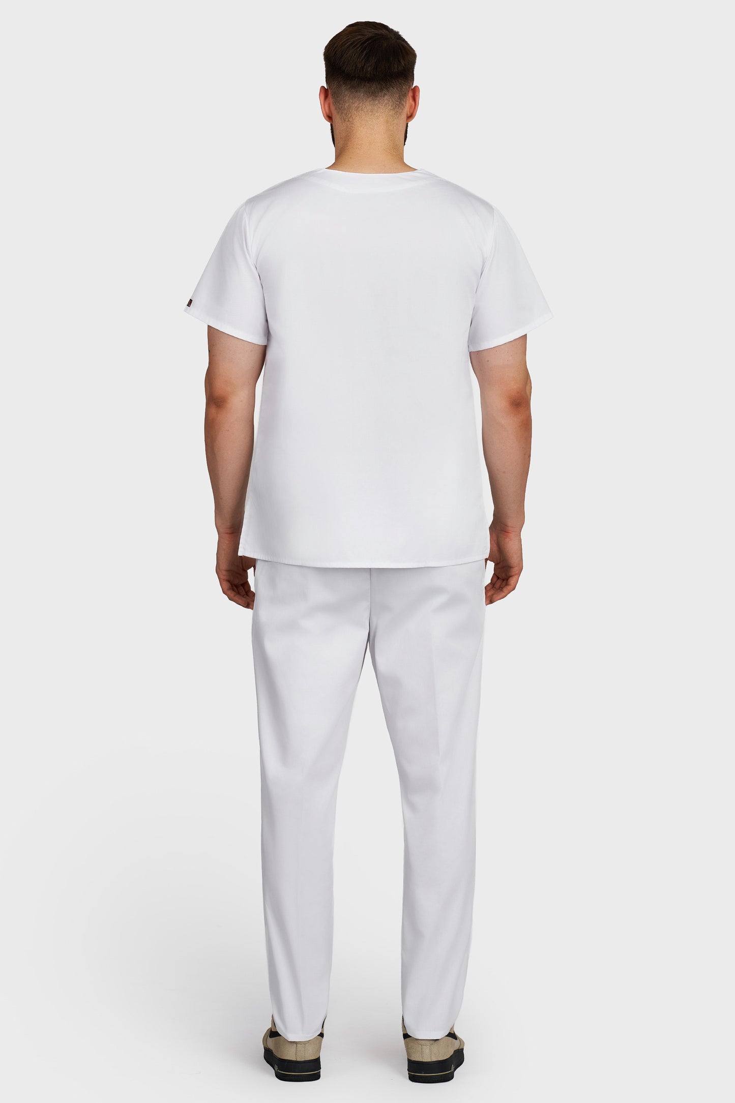 Costum medical barbati alb - bluza medicala Victoria si pantaloni Alisa, vedere din spate - AKITEX