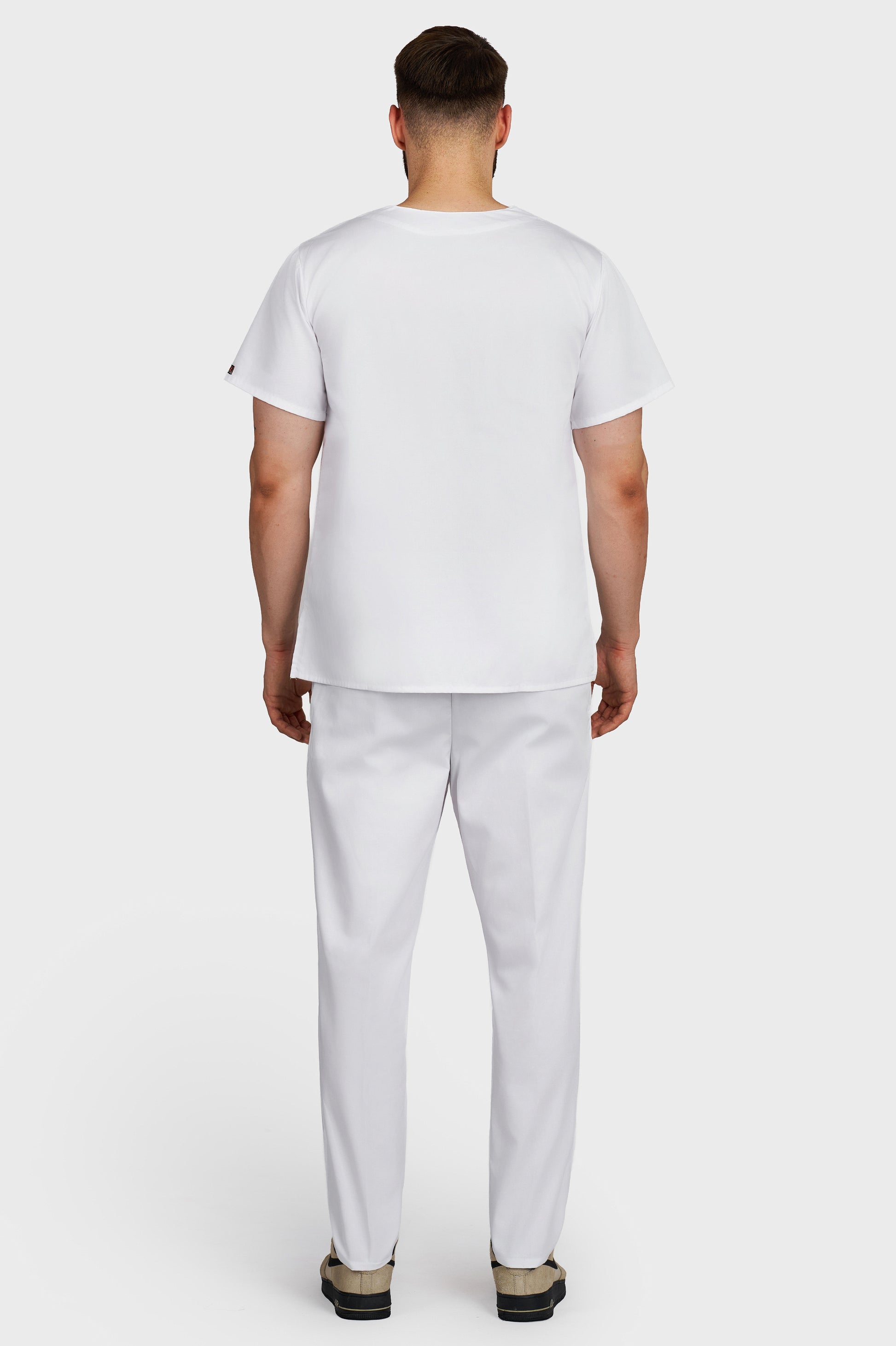 Costum medical barbati alb - bluza medicala Victoria si pantaloni Alisa, vedere din spate - AKITEX