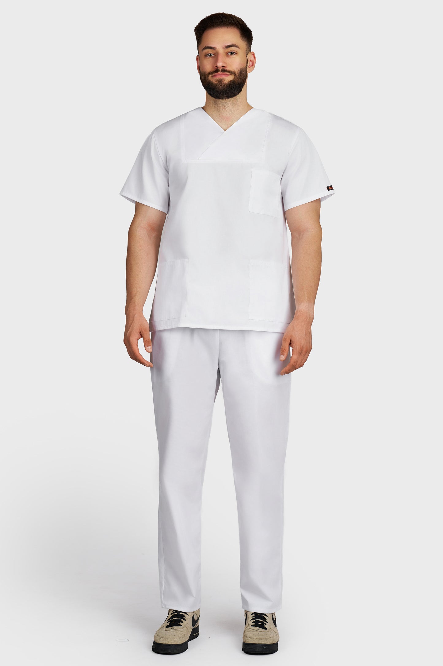 Costum medical barbati alb - bluza medicala Victoria si pantaloni cu elastic si snur, vedere din fata - AKITEX