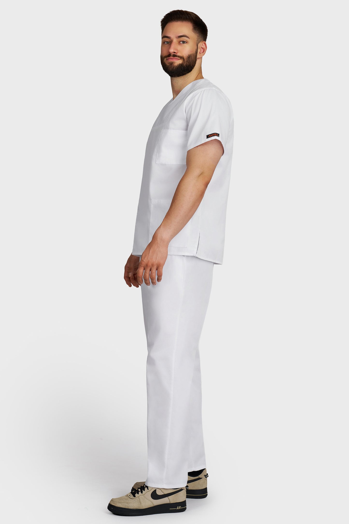 Costum medical barbati alb - bluza medicala Victoria si pantaloni cu elastic si snur, vedere laterala - AKITEX