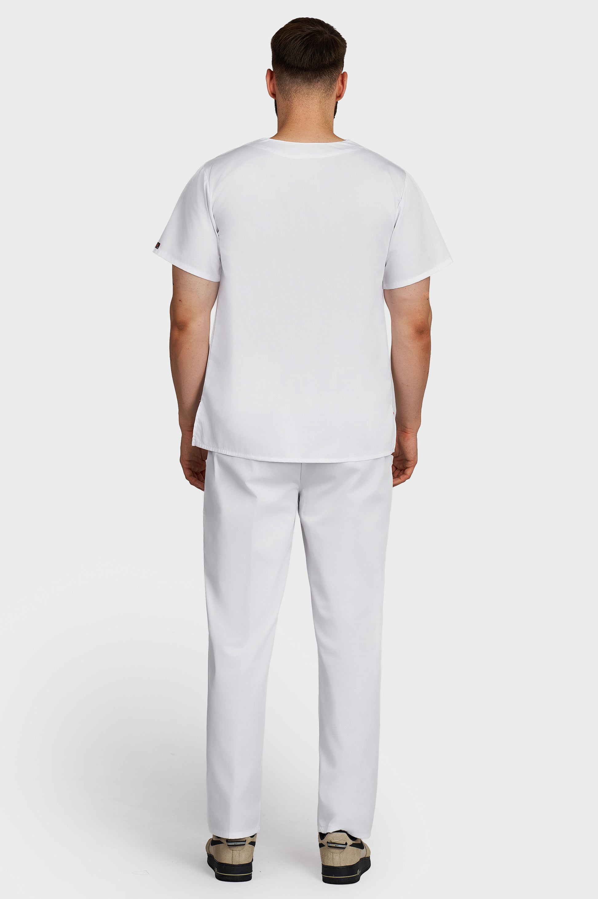 Costum medical barbati alb - bluza medicala Victoria si pantaloni cu elastic si snur, vedere din spate - AKITEX