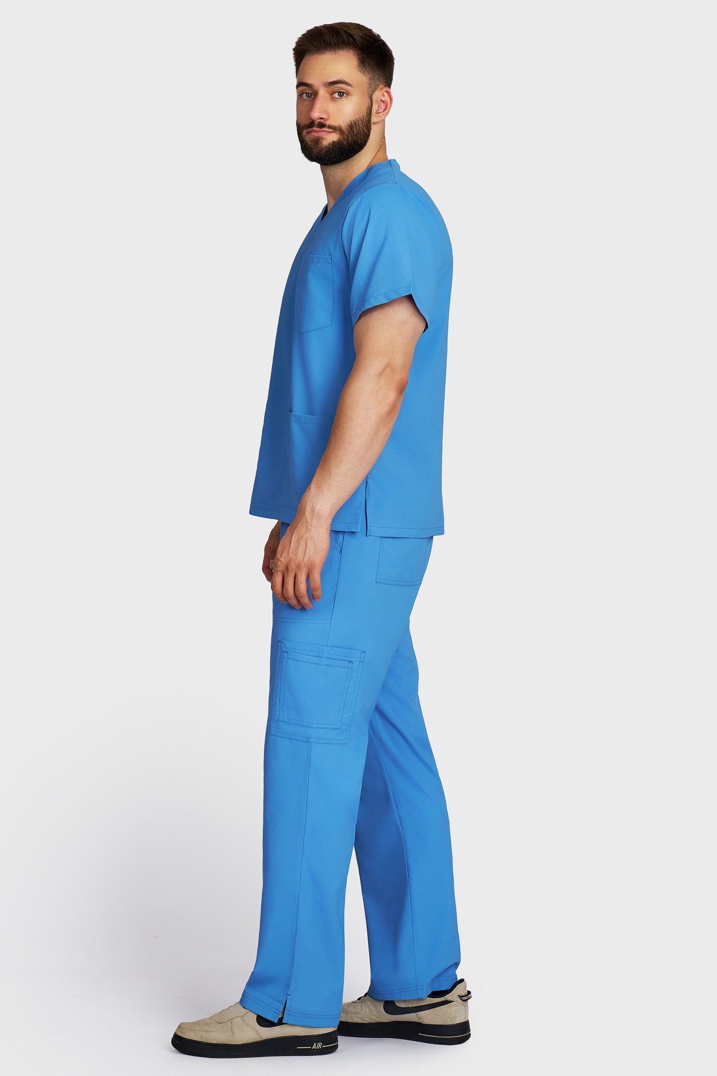 Costum medical barbati albastru azur - bluza medicala cu guler in V si pantaloni cargo, material microstretch antimicrobian, vedere laterala - AKITEX