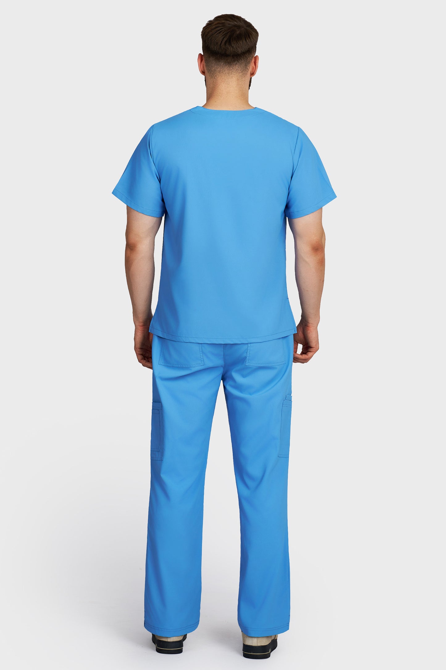 Costum medical barbati albastru azur - bluza medicala cu guler in V si pantaloni cargo, material microstretch antimicrobian, vedere din spate - AKITEX