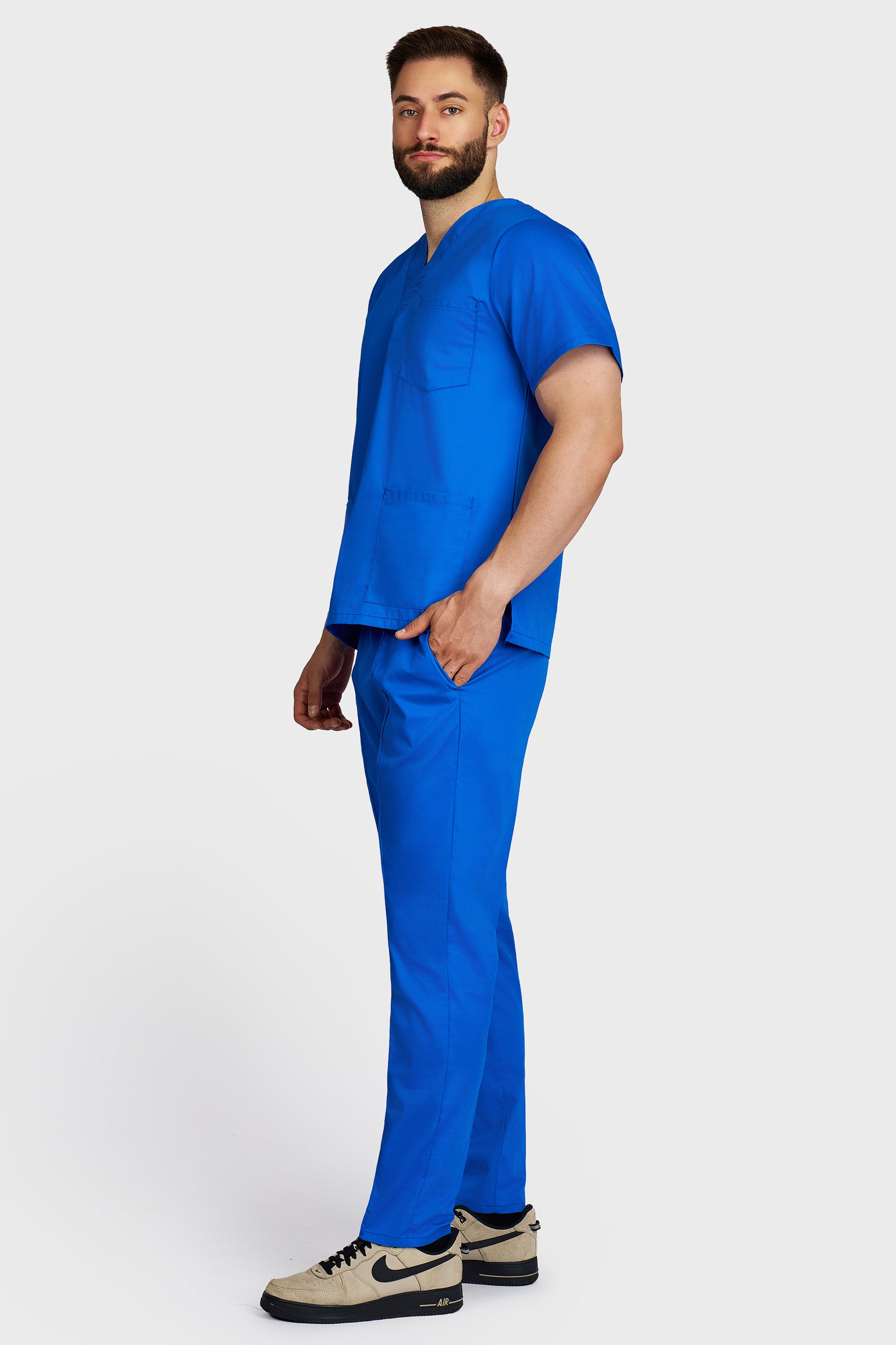 Costum medical barbati albastru royal - bluza medicala cu guler in V si pantaloni Alisa, vedere laterala - AKITEX