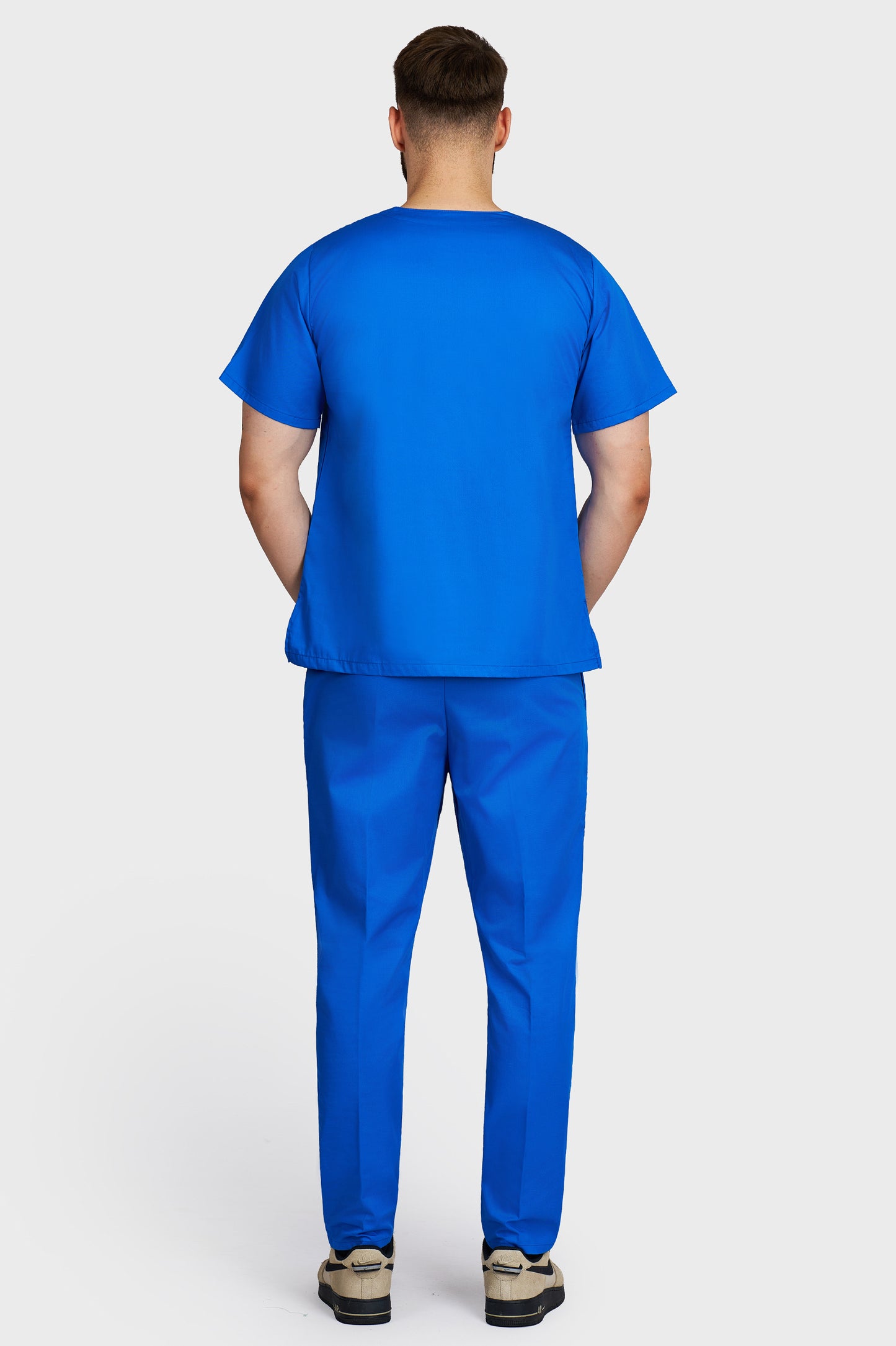 Costum medical barbati albastru royal - bluza medicala cu guler in V si pantaloni Alisa, vedere din spate - AKITEX