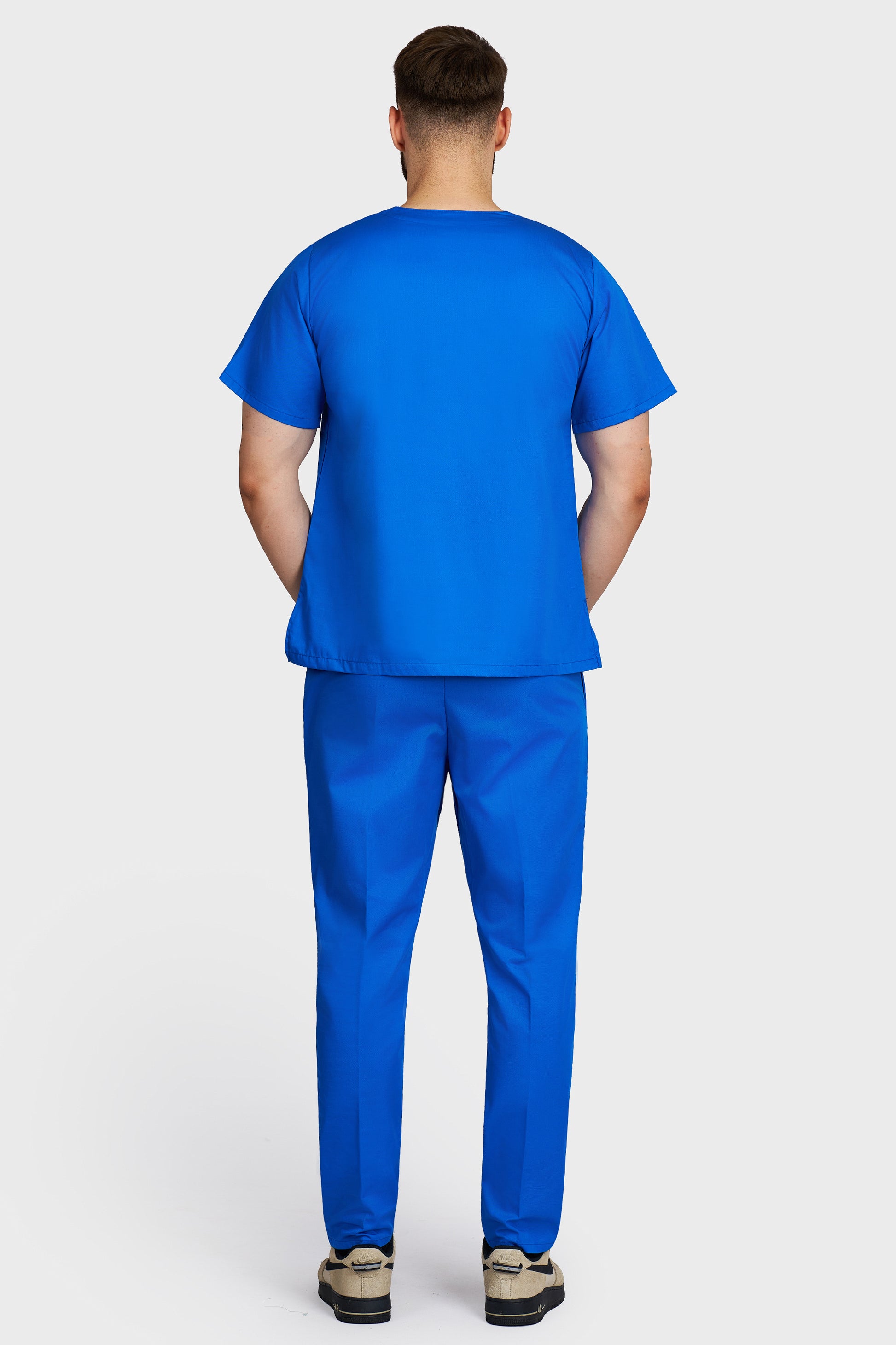 Costum medical barbati albastru royal - bluza medicala cu guler in V si pantaloni Alisa, vedere din spate - AKITEX