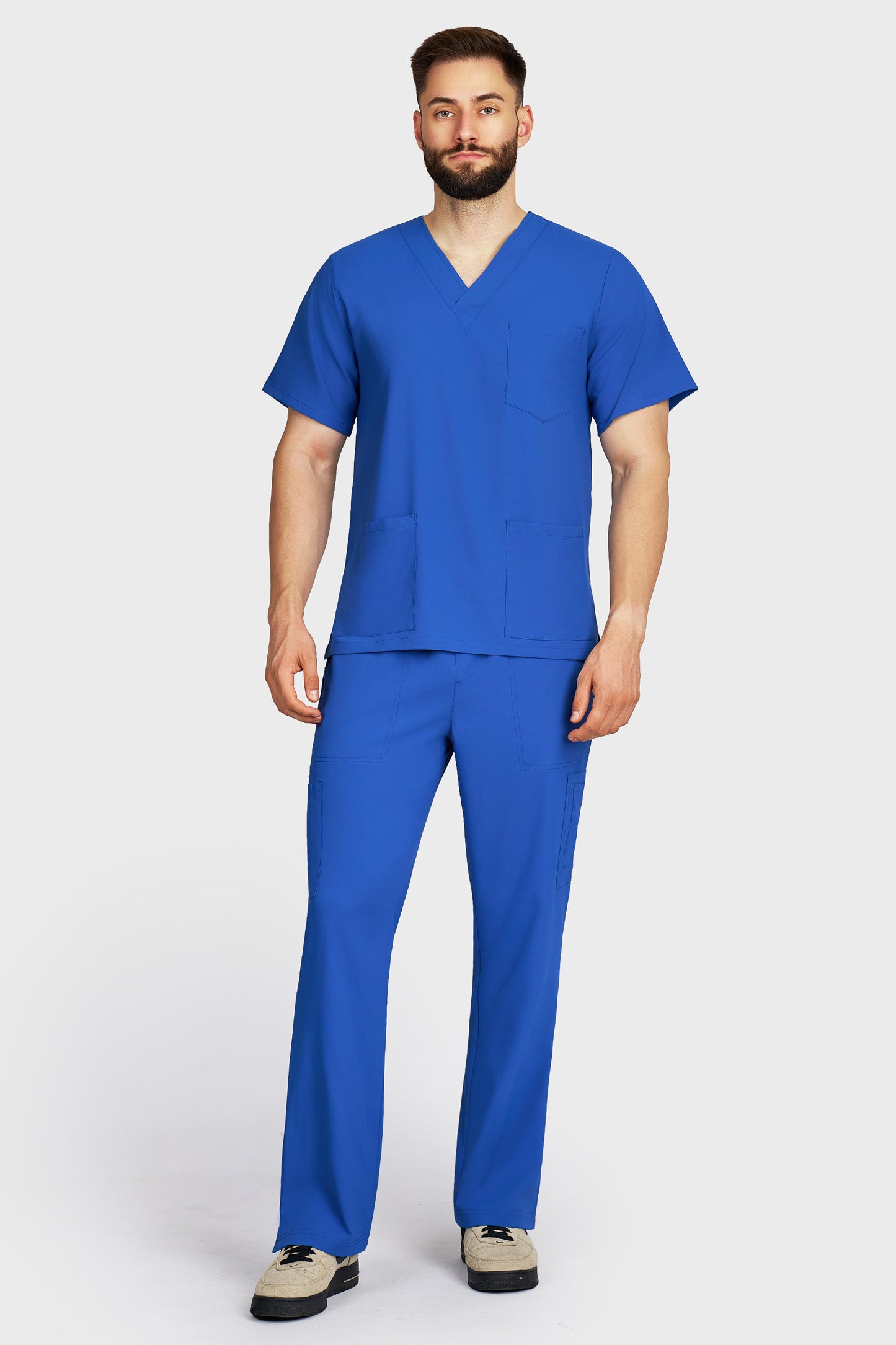 Costum medical barbati albastru royal - bluza medicala cu guler in V si pantaloni cargo, material microstretch antimicrobian, vedere din fata - AKITEX