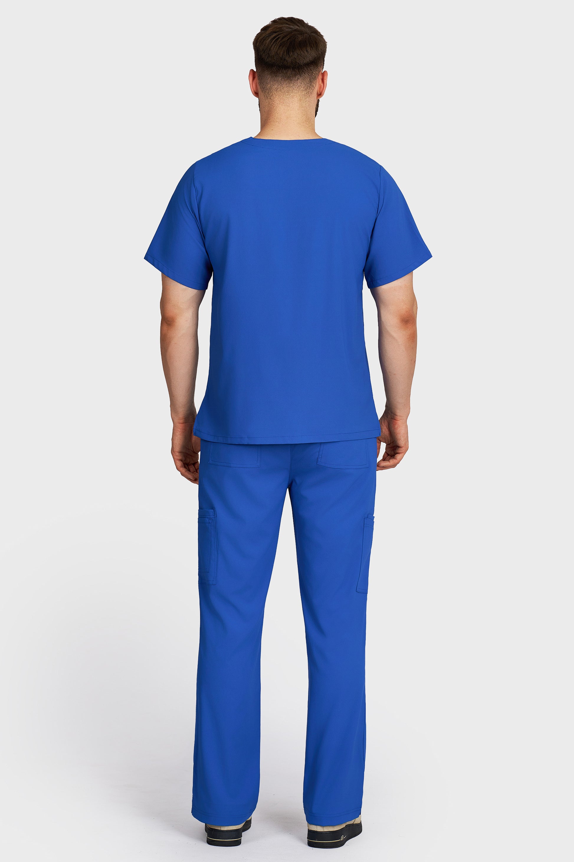 Costum medical barbati albastru royal - bluza medicala cu guler in V si pantaloni cargo, material microstretch antimicrobian, vedere din spate - AKITEX
