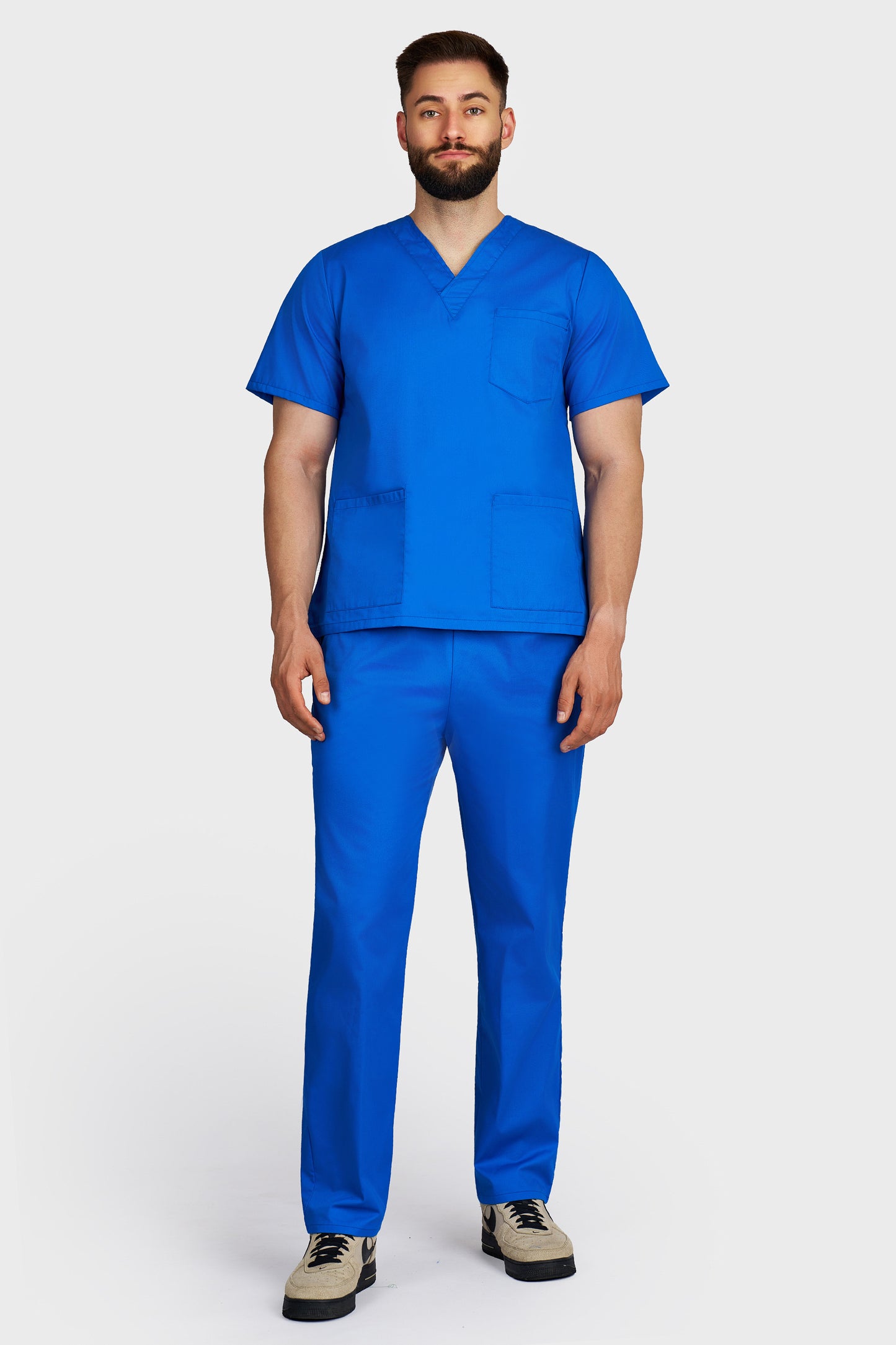 Costum medical barbati albastru royal - bluza medicala cu guler in V si pantaloni cu elastic si snur, vedere din fata - AKITEX