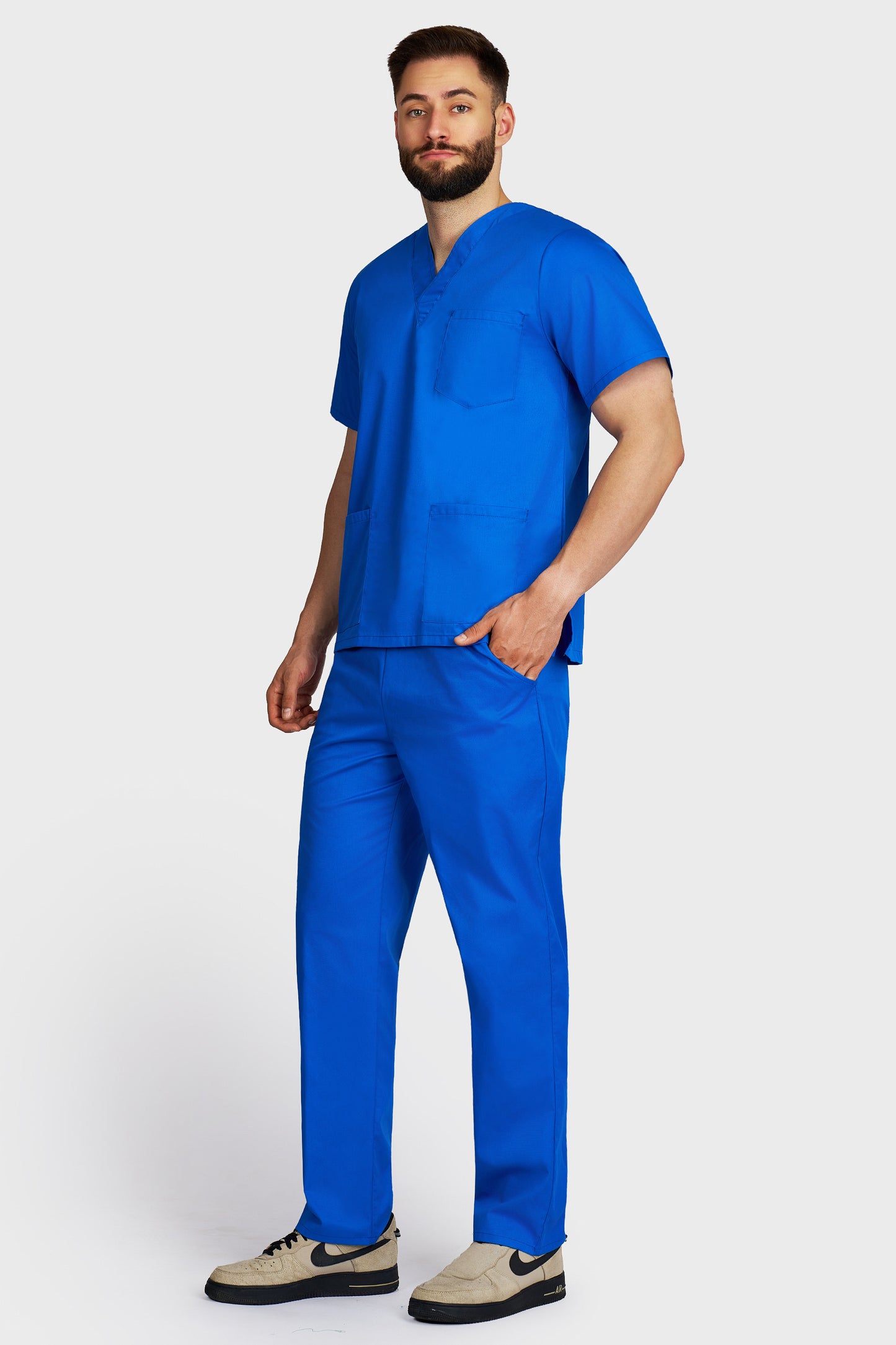 Costum medical barbati albastru royal - bluza medicala cu guler in V si pantaloni cu elastic si snur, vedere laterala - AKITEX