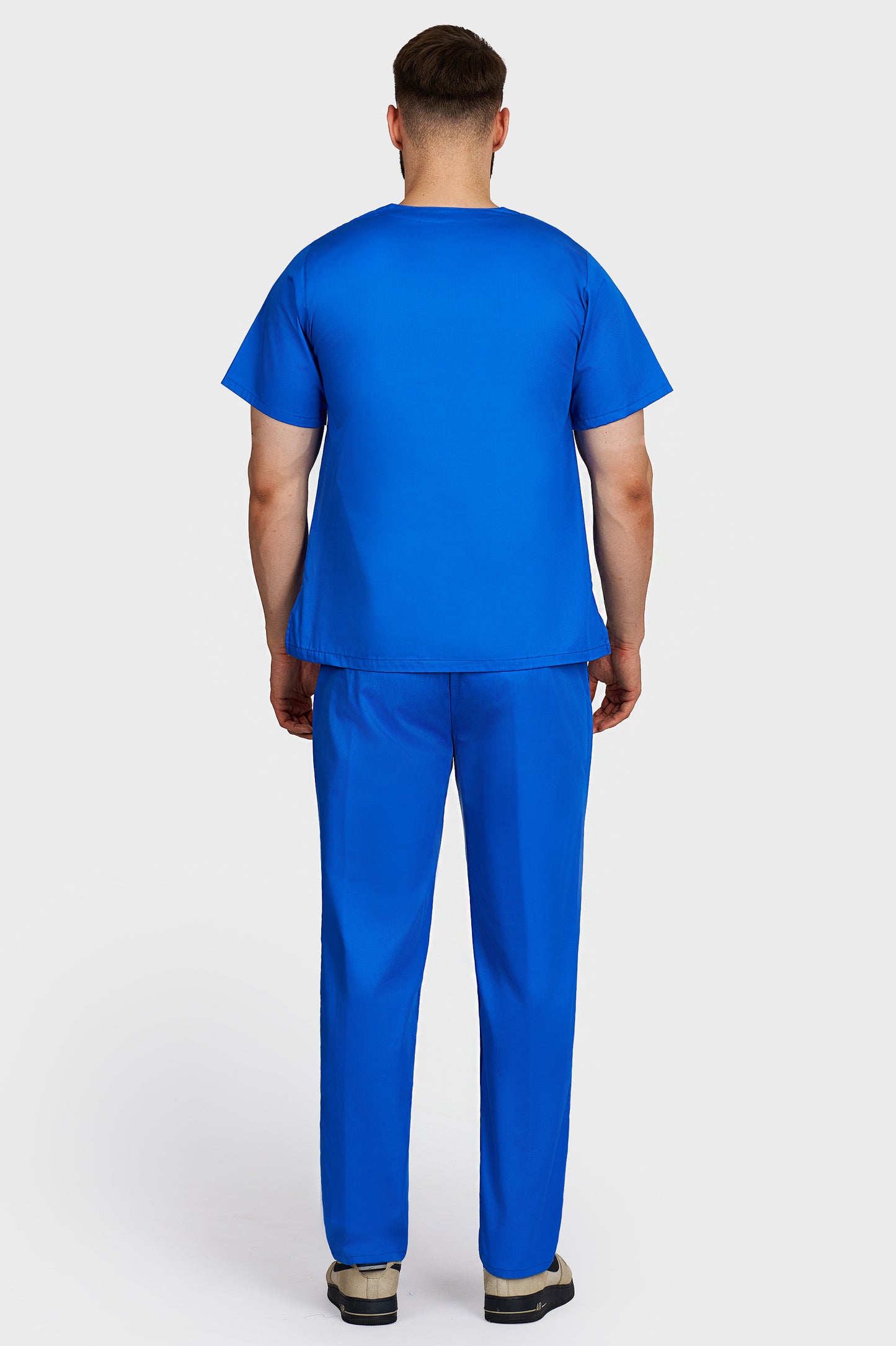 Costum medical barbati albastru royal - bluza medicala cu guler in V si pantaloni cu elastic si snur, vedere din spate - AKITEX