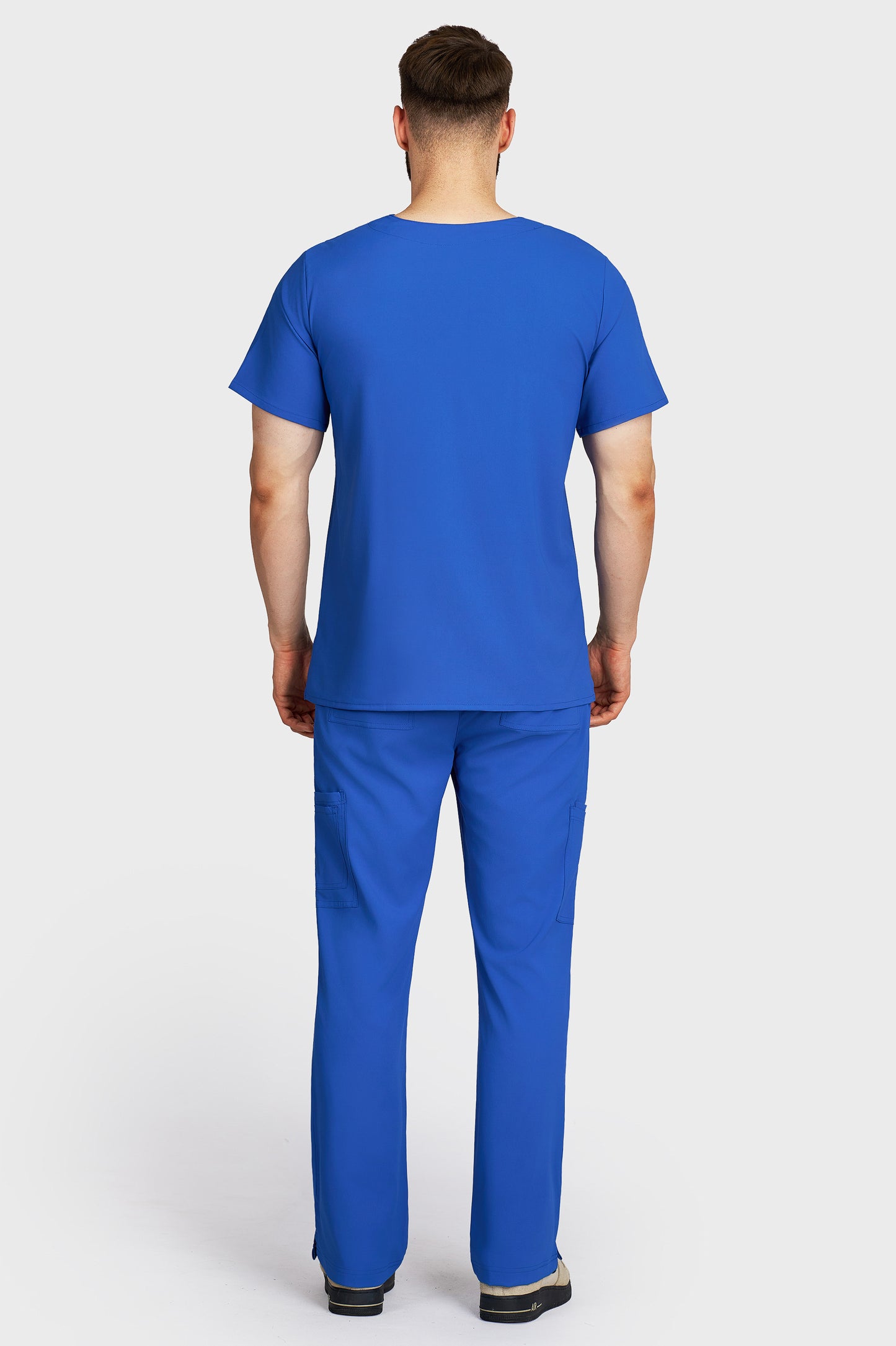 Costum medical barbati albastru royal - bluza medicala Victoria si pantaloni cargo, material microstretch antimicrobian, vedere din spate - AKITEX