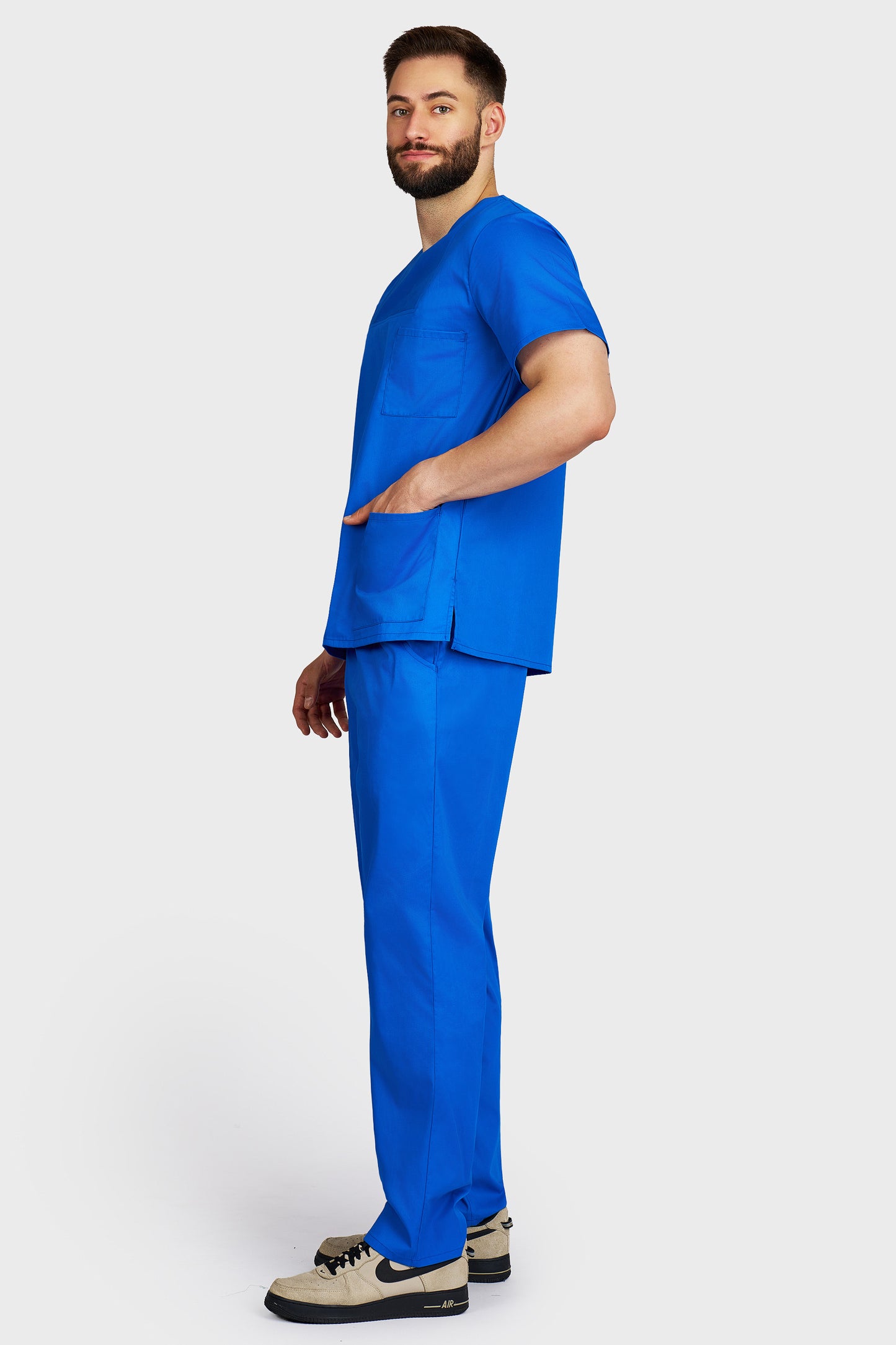 Costum medical barbati albastru royal - bluza medicala Victoria si pantaloni cu elastic si snur, vedere laterala - AKITEX