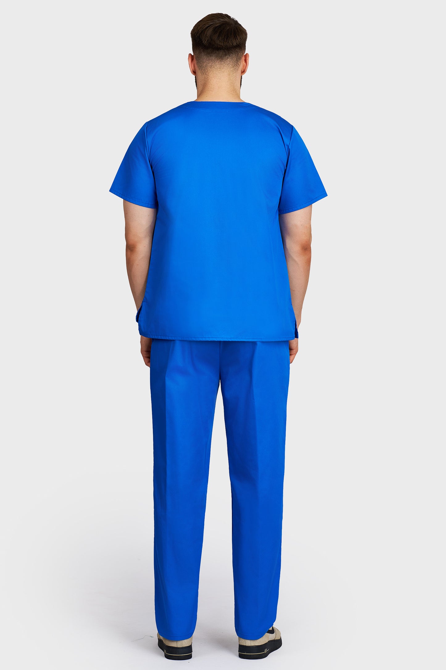 Costum medical barbati albastru royal - bluza medicala Victoria si pantaloni cu elastic si snur, vedere din spate - AKITEX