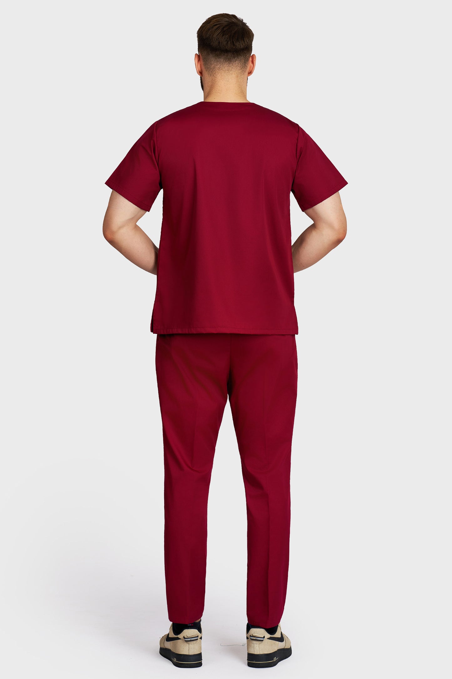 Costum medical barbati bordo - bluza medicala cu guler in V si pantaloni Alisa, vedere din spate - AKITEX