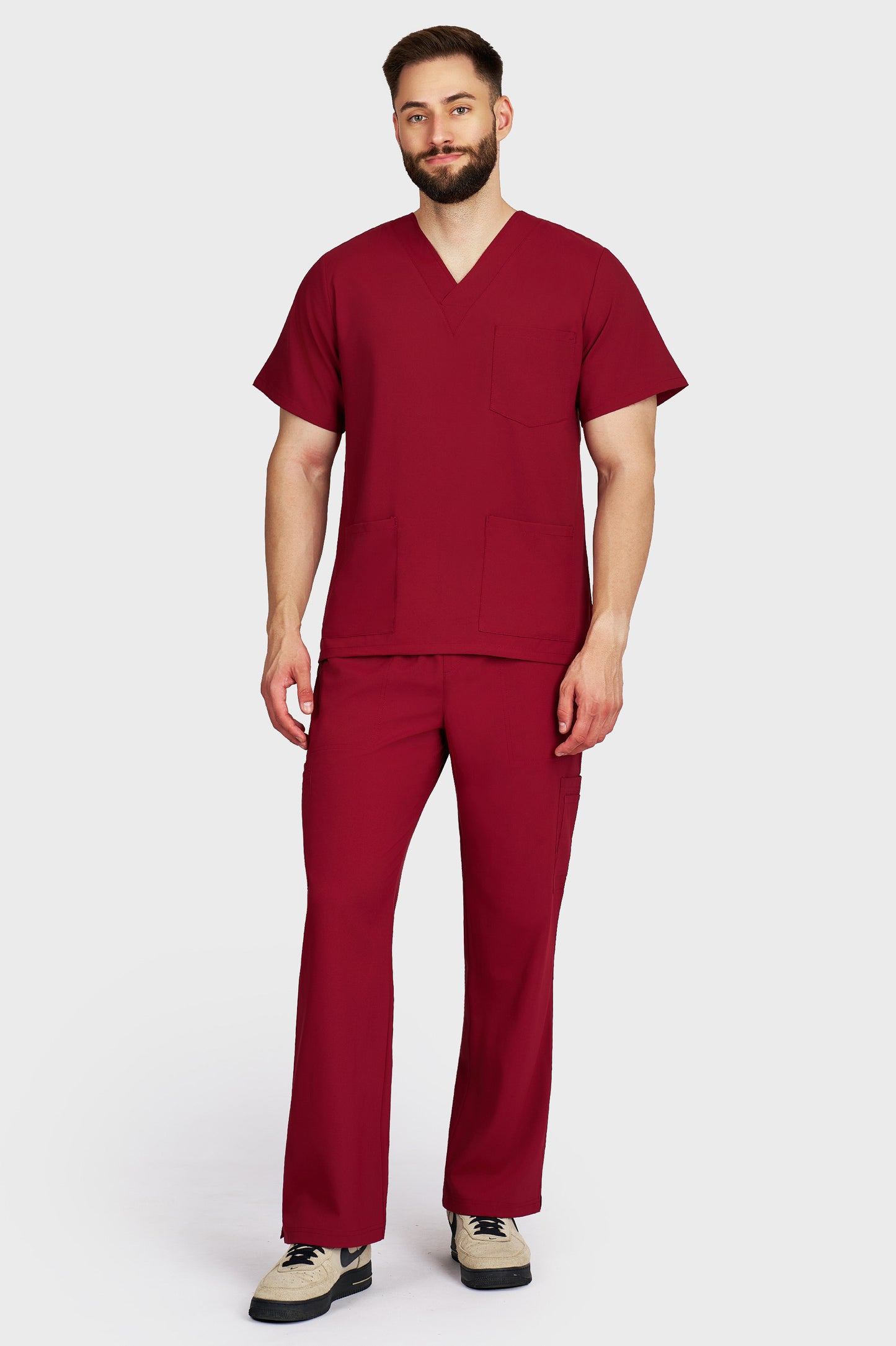 Costum medical barbati bordo - bluza medicala cu guler in V si pantaloni cargo, material microstretch antimicrobian, vedere din fata - AKITEX