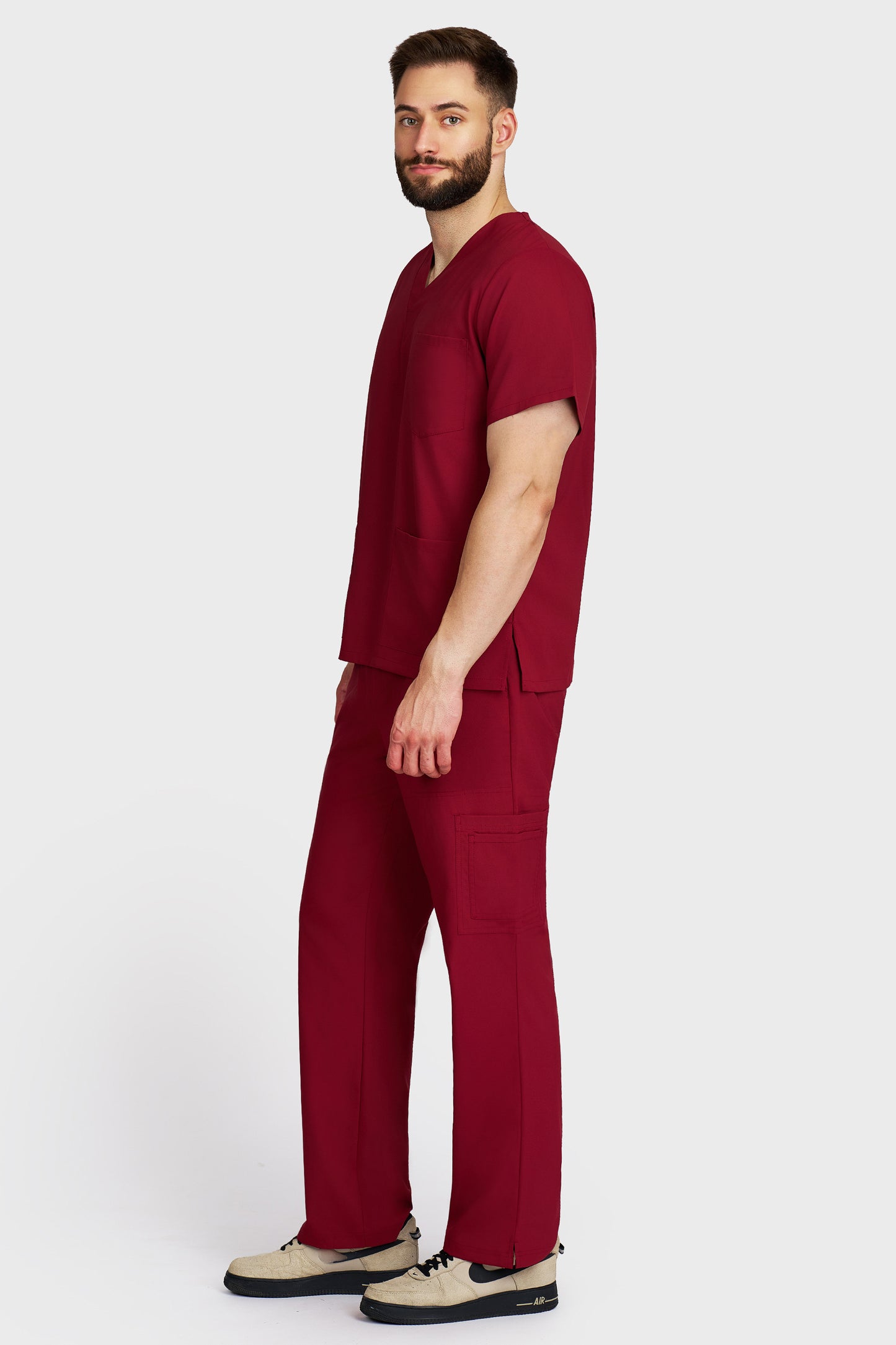 Costum medical barbati bordo - bluza medicala cu guler in V si pantaloni cargo, material microstretch antimicrobian, vedere laterala - AKITEX