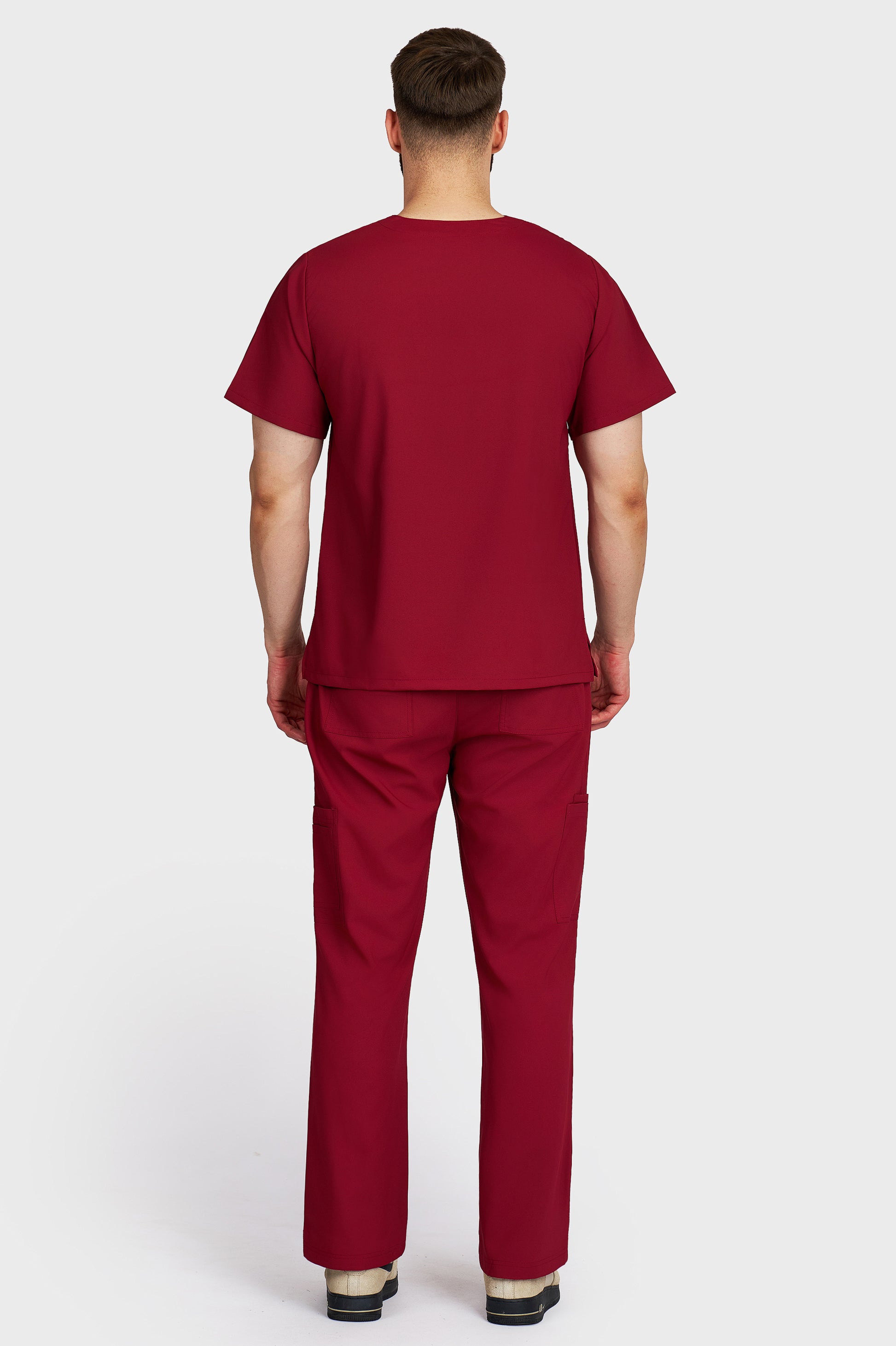 Costum medical barbati bordo - bluza medicala cu guler in V si pantaloni cargo, material microstretch antimicrobian, vedere din spate - AKITEX