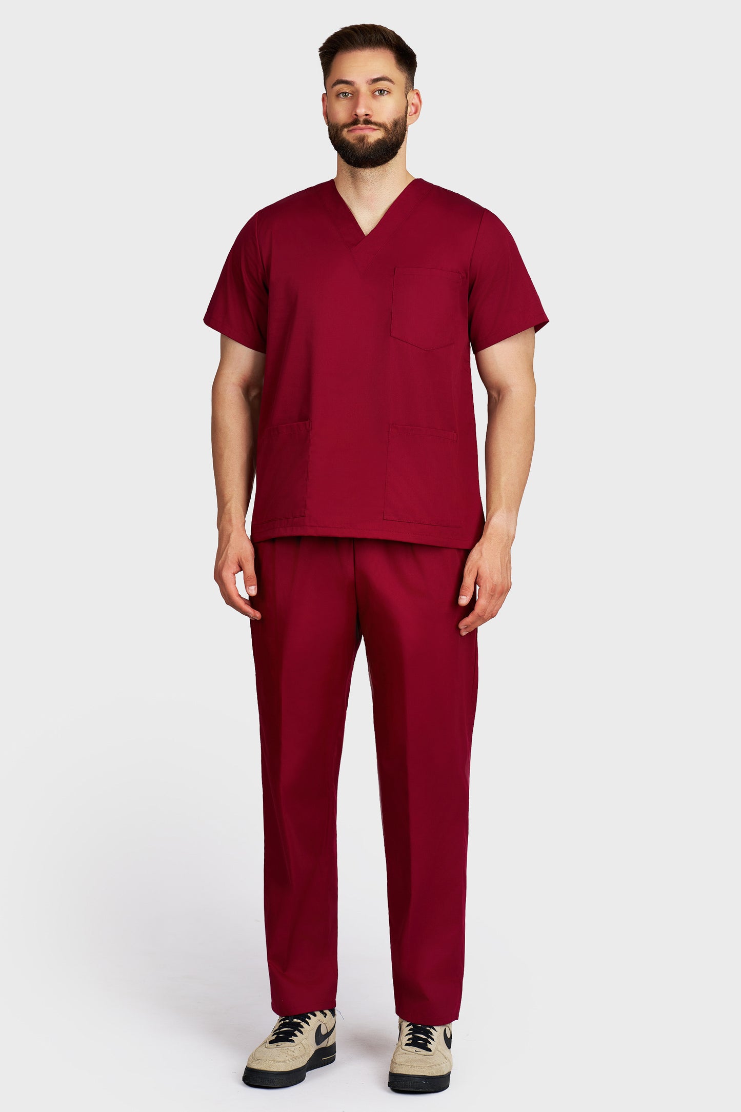 Costum medical barbati bordo - bluza medicala cu guler in V si pantaloni cu elastic si snur, vedere din fata - AKITEX
