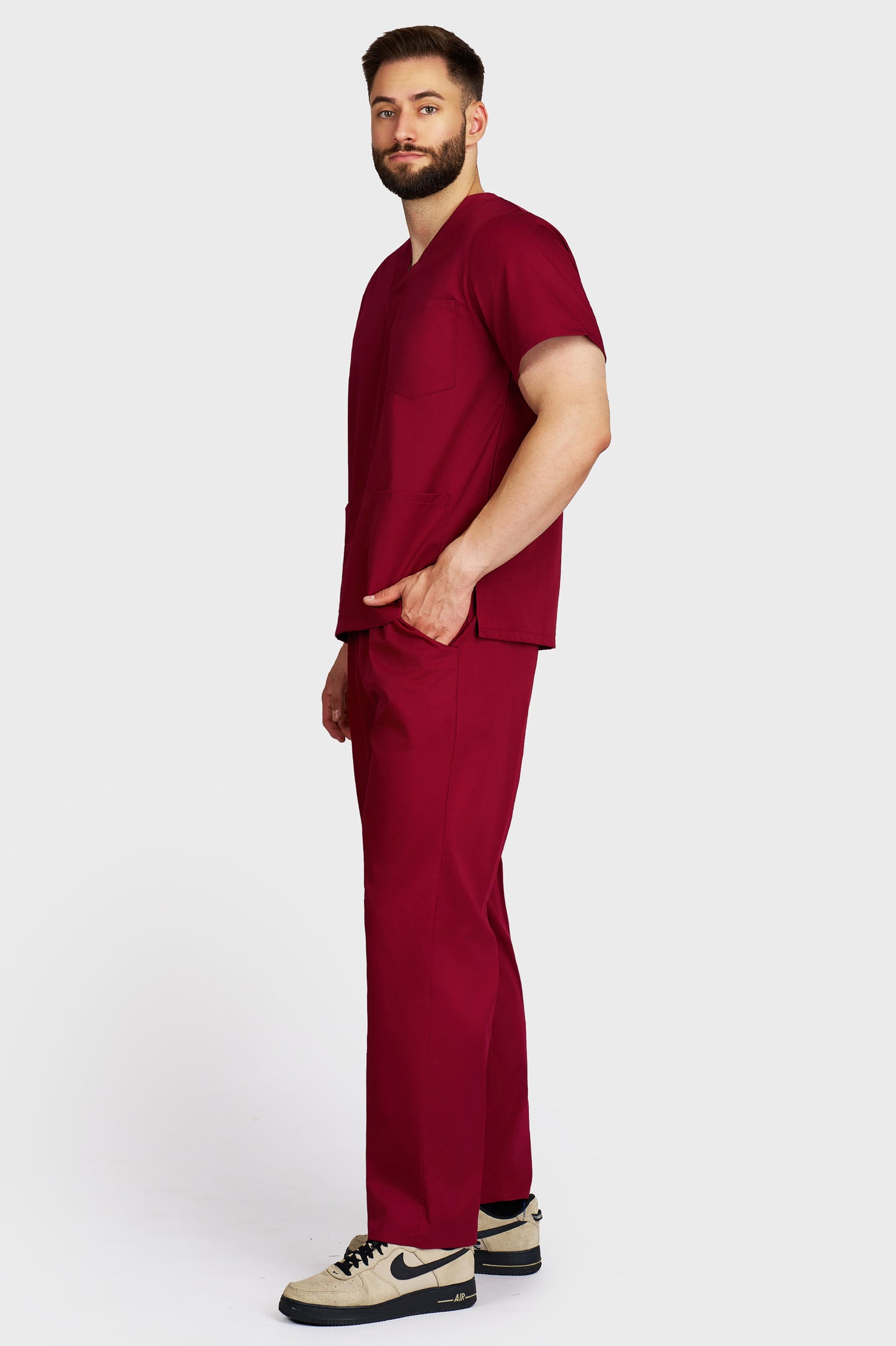 Costum medical barbati bordo - bluza medicala cu guler in V si pantaloni cu elastic si snur, vedere laterala - AKITEX