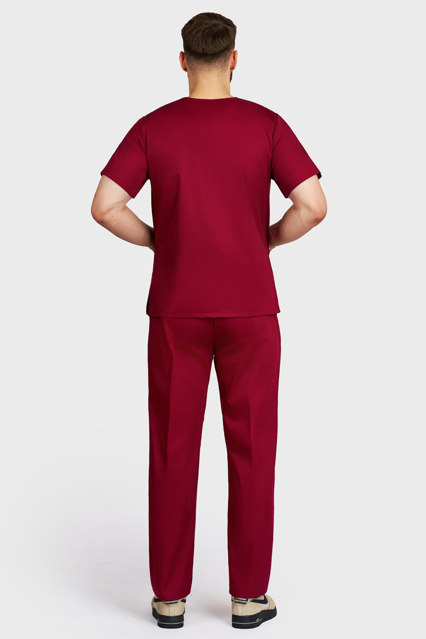 Costum medical barbati bordo - bluza medicala cu guler in V si pantaloni cu elastic si snur, vedere din spate - AKITEX