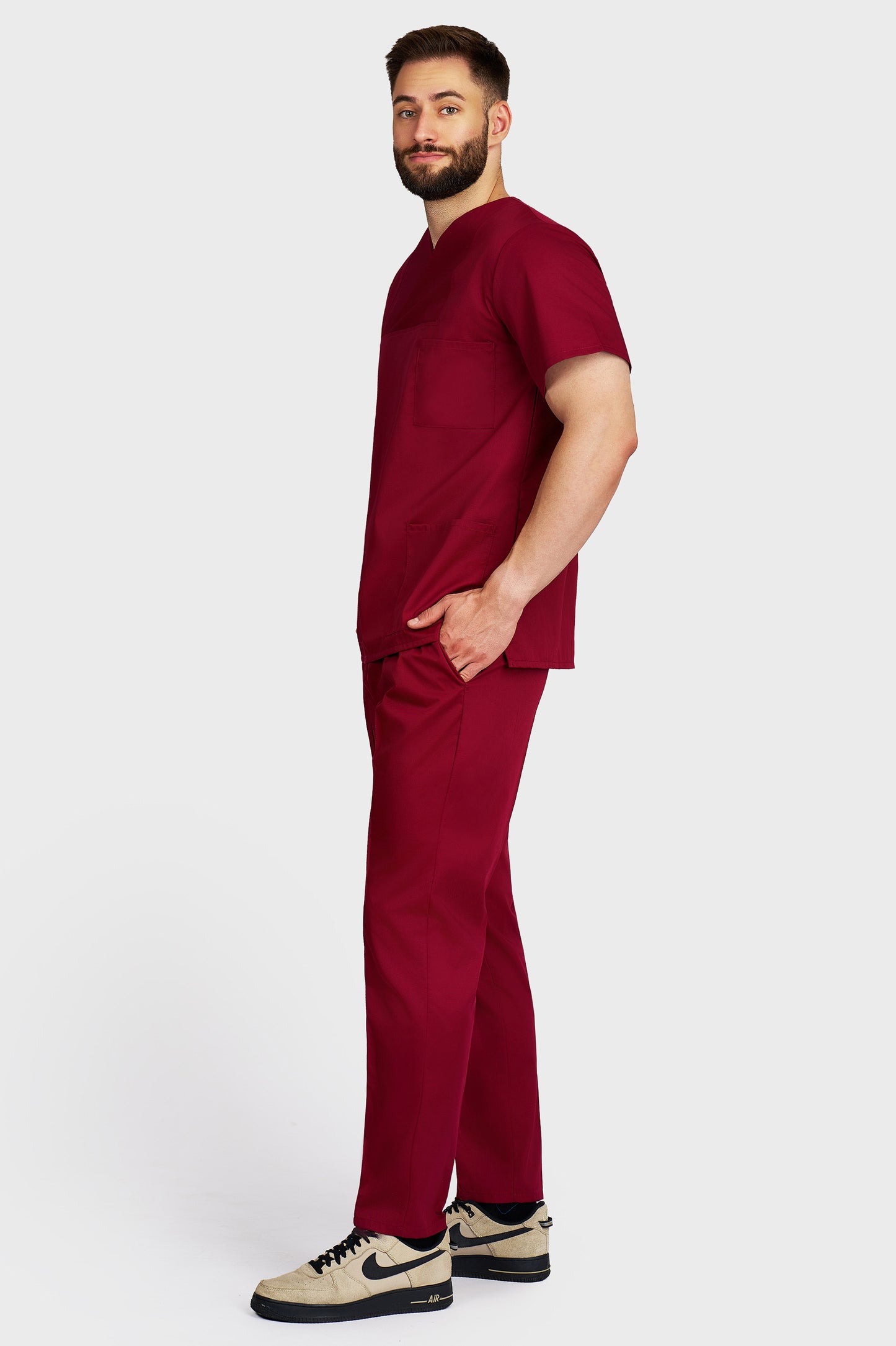Costum medical barbati bordo - bluza medicala Victoria si pantaloni Alisa, vedere laterala - AKITEX