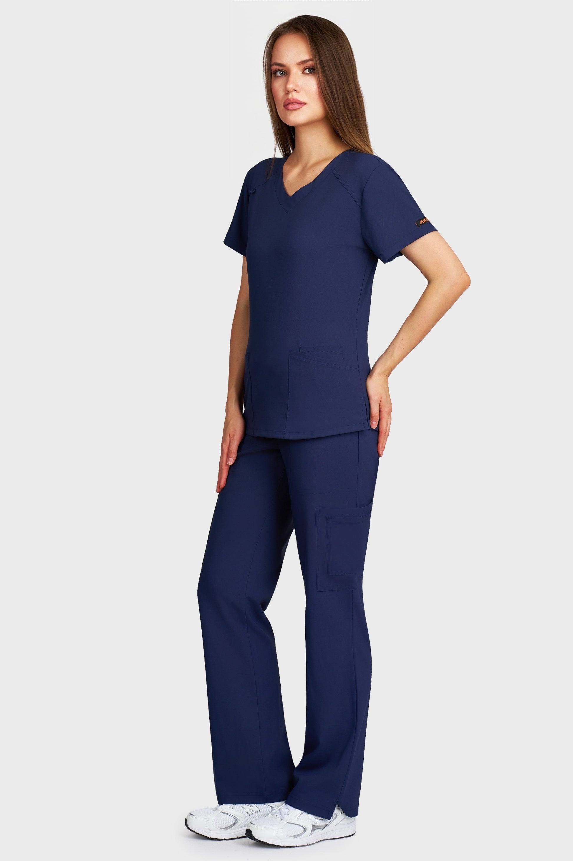 Costum medical femei bleumarin - bluza medicala Carmen si pantaloni cargo, vedere laterala - AKITEX