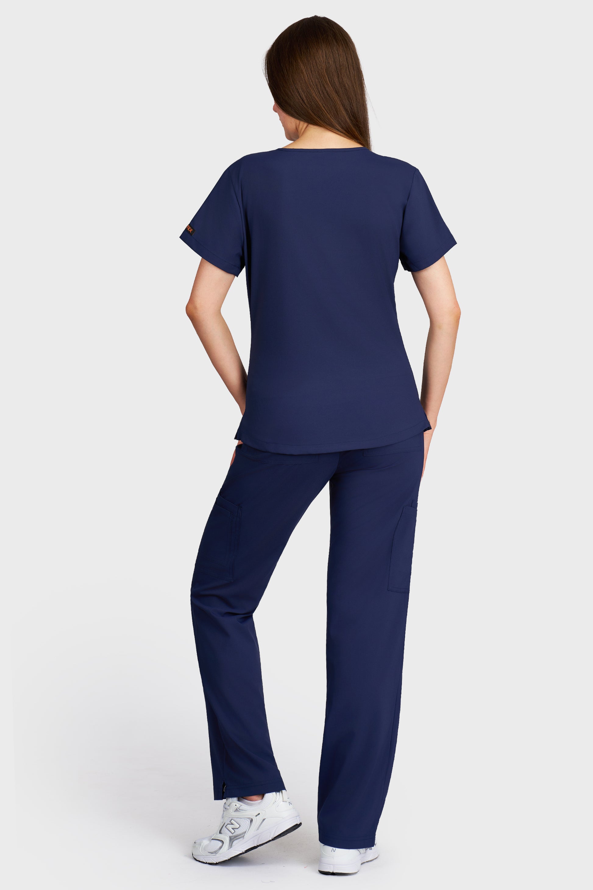 Costum medical femei bleumarin - bluza medicala Carmen si pantaloni cargo, vedere din spate - AKITEX