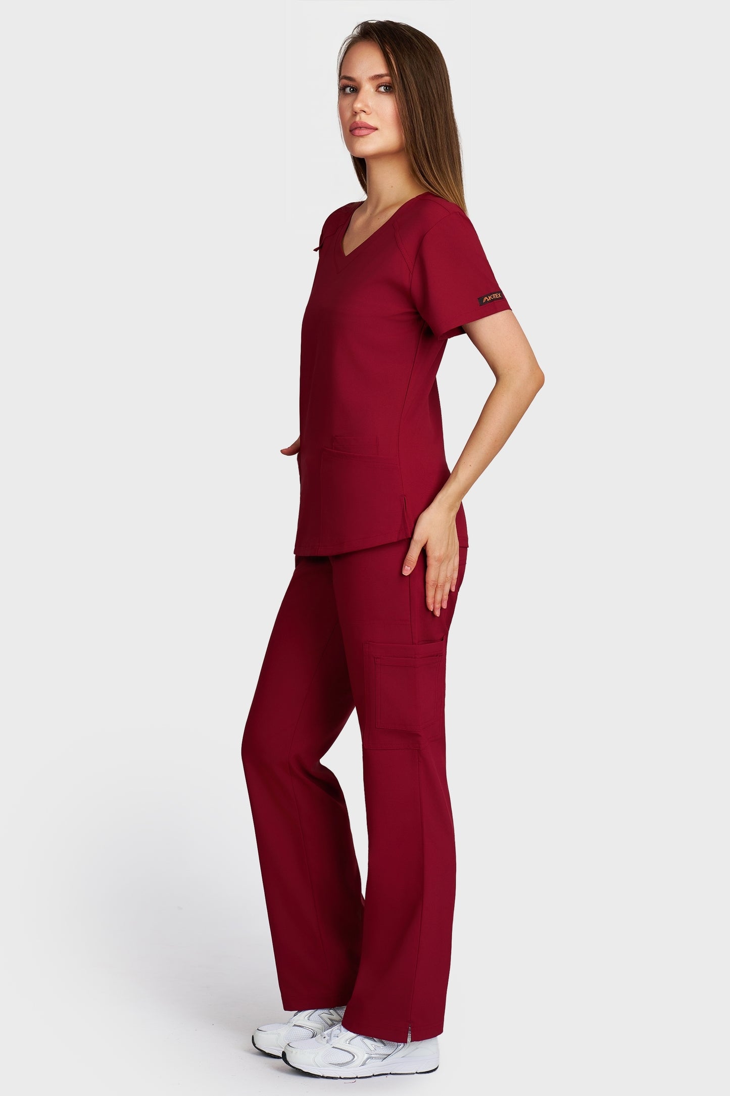 Costum medical femei bordo - bluza medicala Carmen si pantaloni cargo, vedere laterala - AKITEX