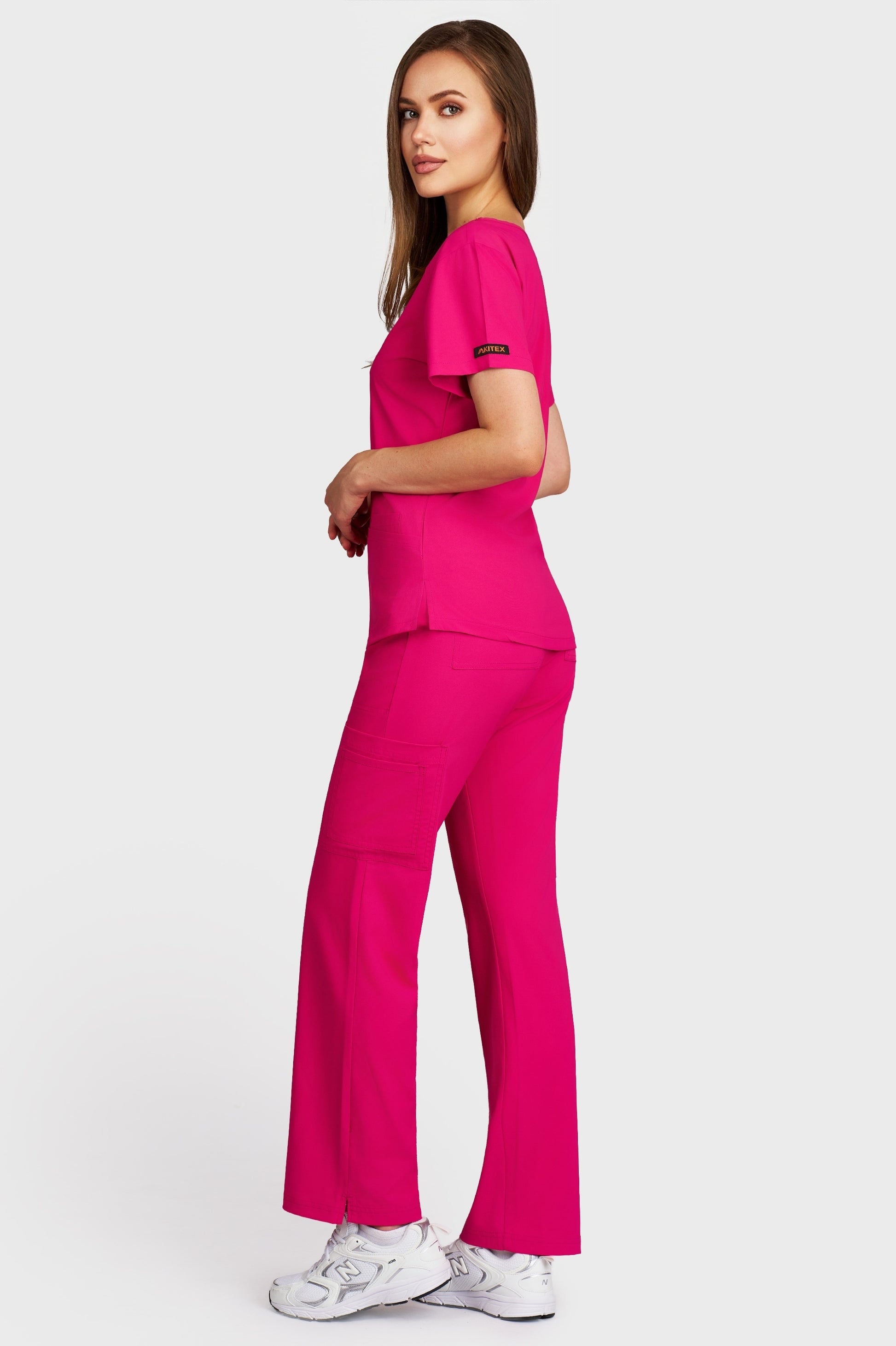 Costum medical femei fucsia - bluza medicala Carmen si pantaloni cargo, vedere laterala - AKITEX
