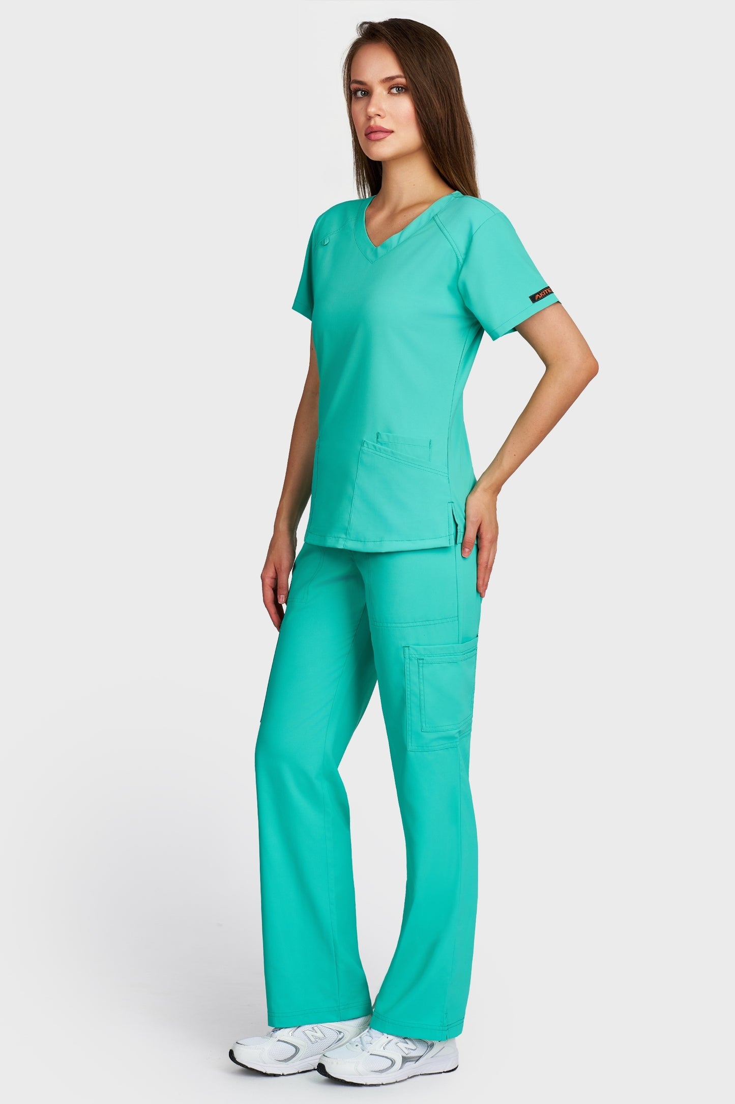 Costum medical femei menta - bluza medicala Carmen si pantaloni cargo, vedere laterala - AKITEX