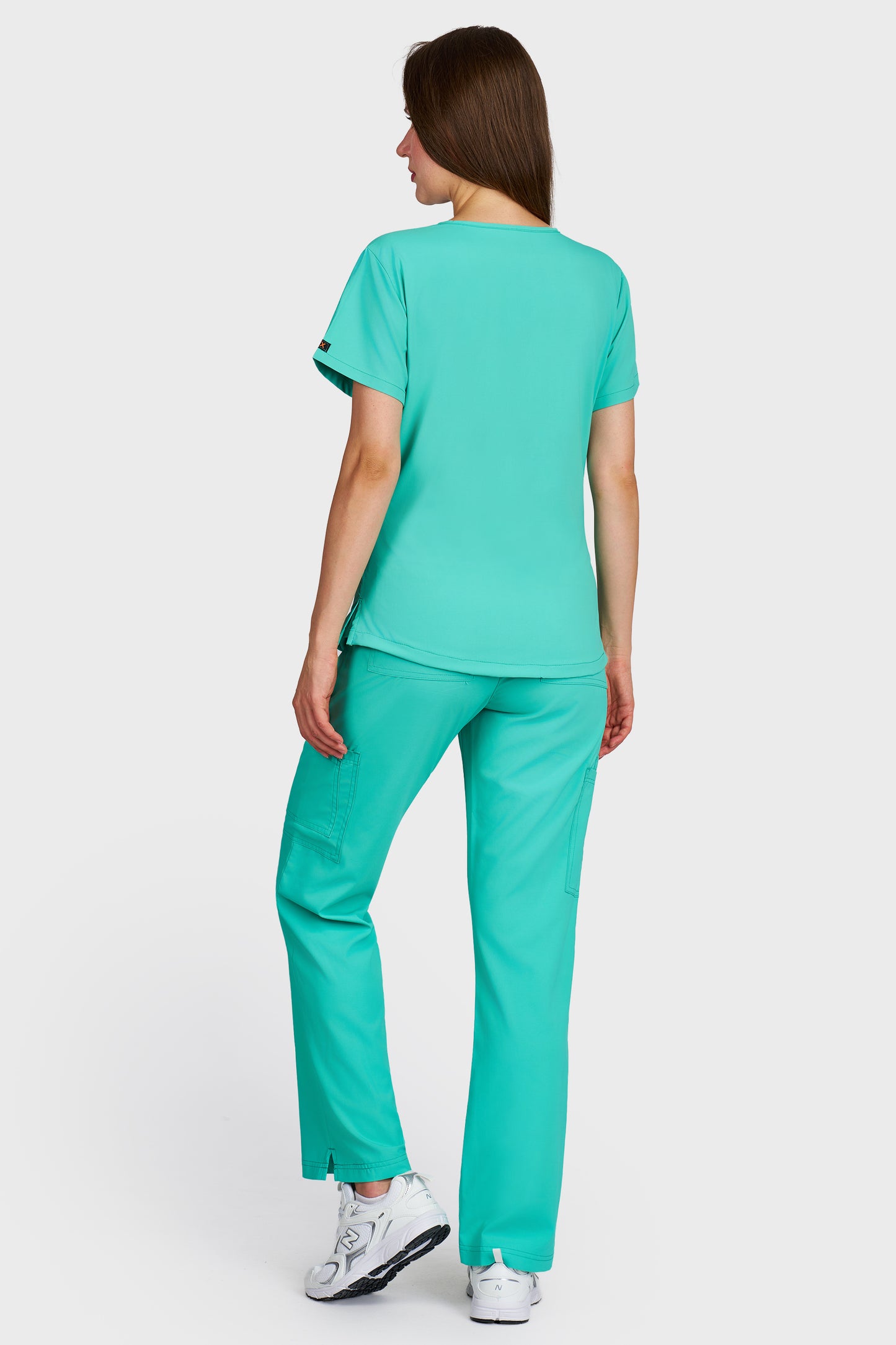 Costum medical femei menta - bluza medicala Carmen si pantaloni cargo, vedere din spate - AKITEX